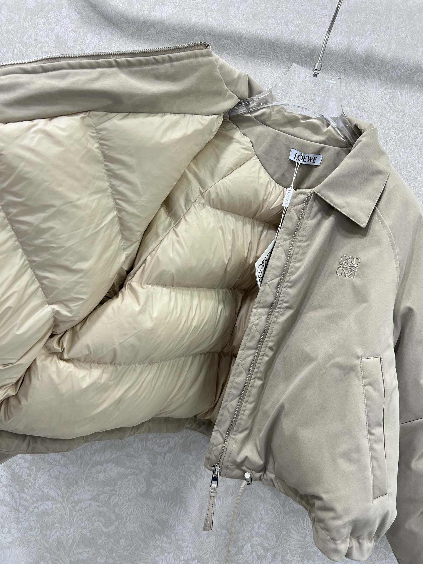 🔥🔥Loew*25早秋新款新款风衣短款棉服翻领外套胸前刺绣logo点缀 下摆抽绳设计 非常有特色的设计 