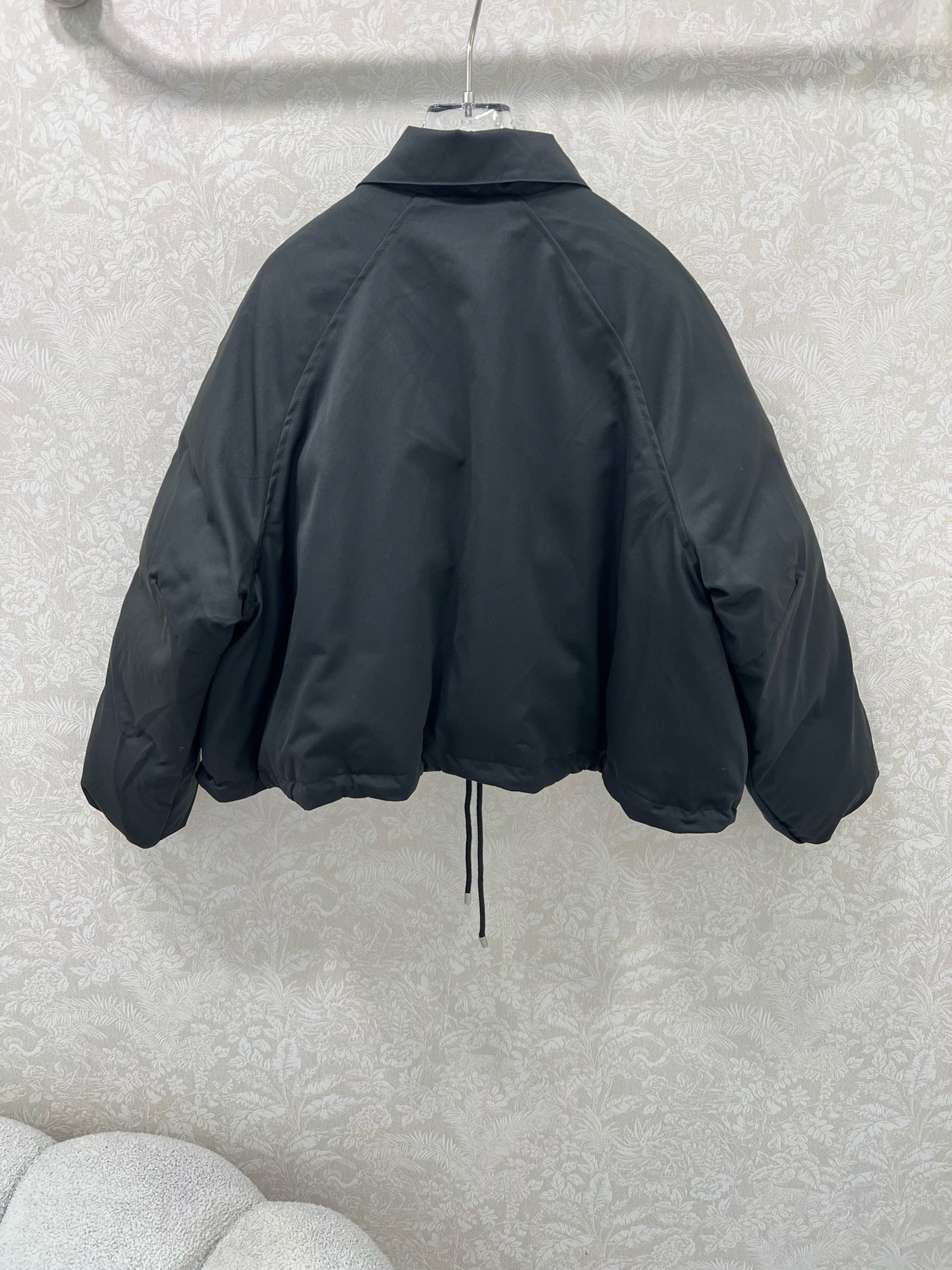 🔥🔥Loew*25早秋新款新款风衣短款棉服翻领外套胸前刺绣logo点缀 下摆抽绳设计 非常有特色的设计 