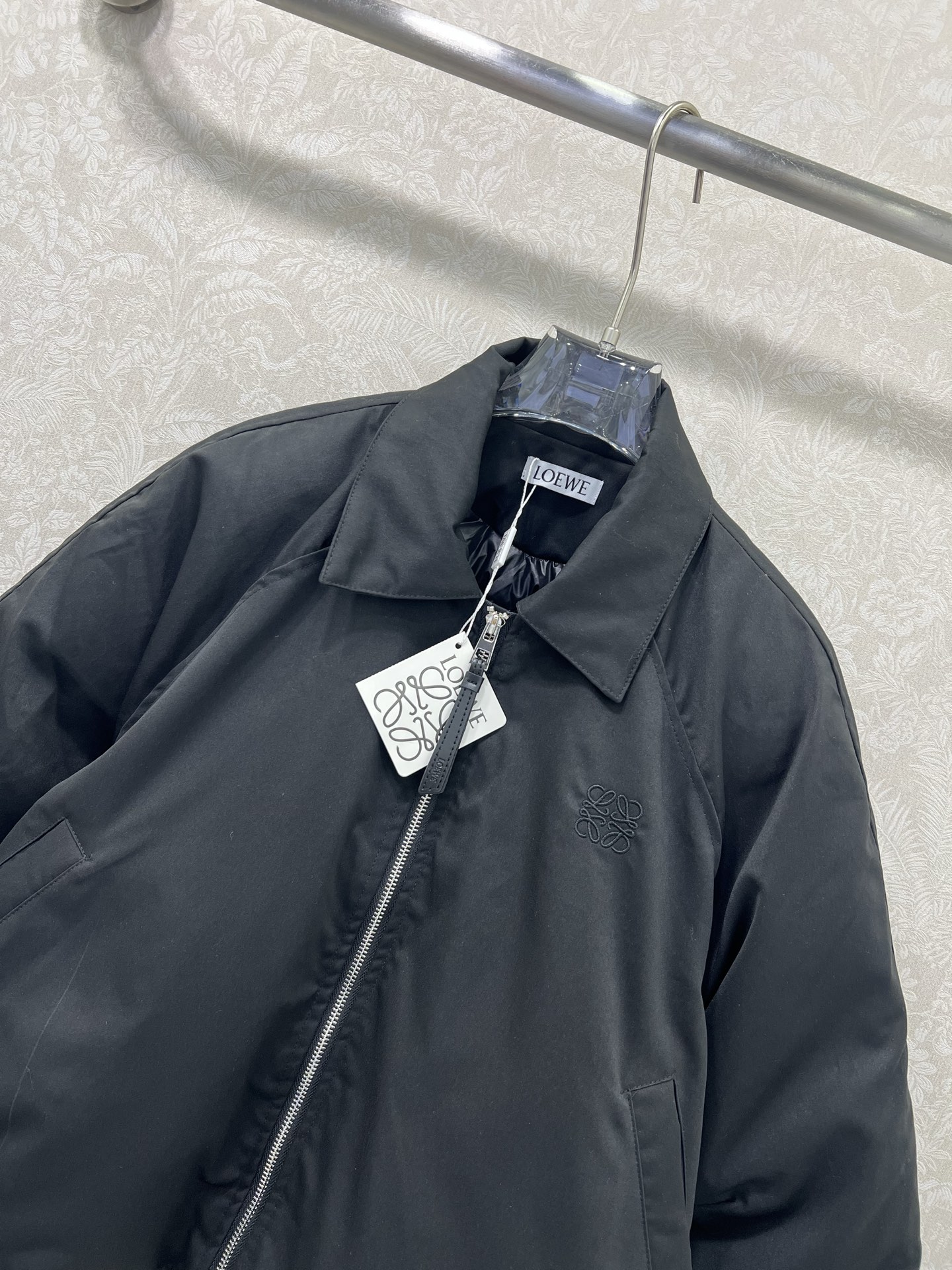 🔥🔥Loew*25早秋新款新款风衣短款棉服翻领外套胸前刺绣logo点缀 下摆抽绳设计 非常有特色的设计 