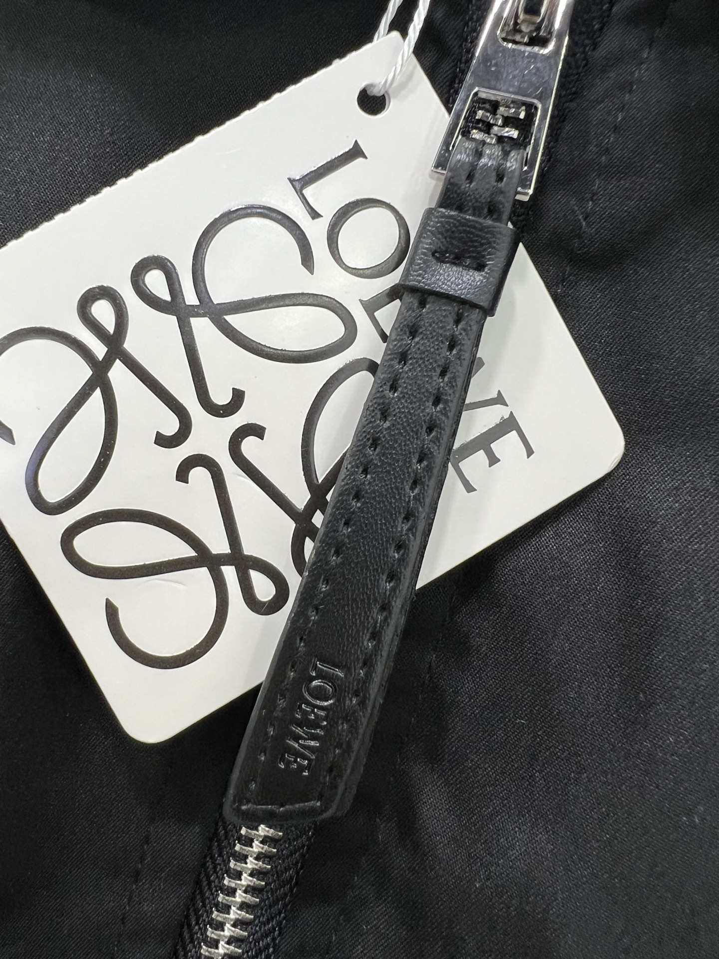 🔥🔥Loew*25早秋新款新款风衣短款棉服翻领外套胸前刺绣logo点缀 下摆抽绳设计 非常有特色的设计 