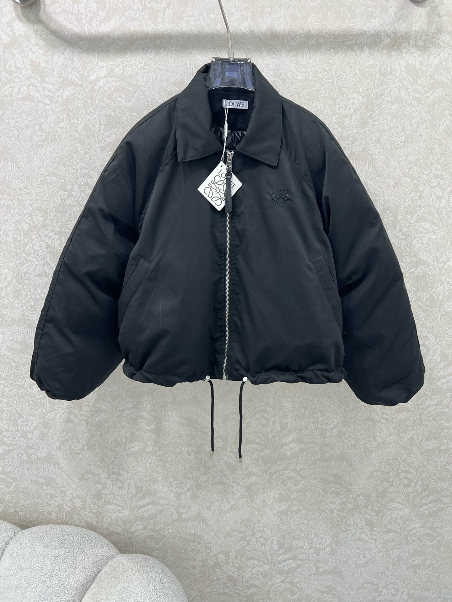 🔥🔥Loew*25早秋新款新款风衣短款棉服翻领外套胸前刺绣logo点缀 下摆抽绳设计 非常有特色的设计 