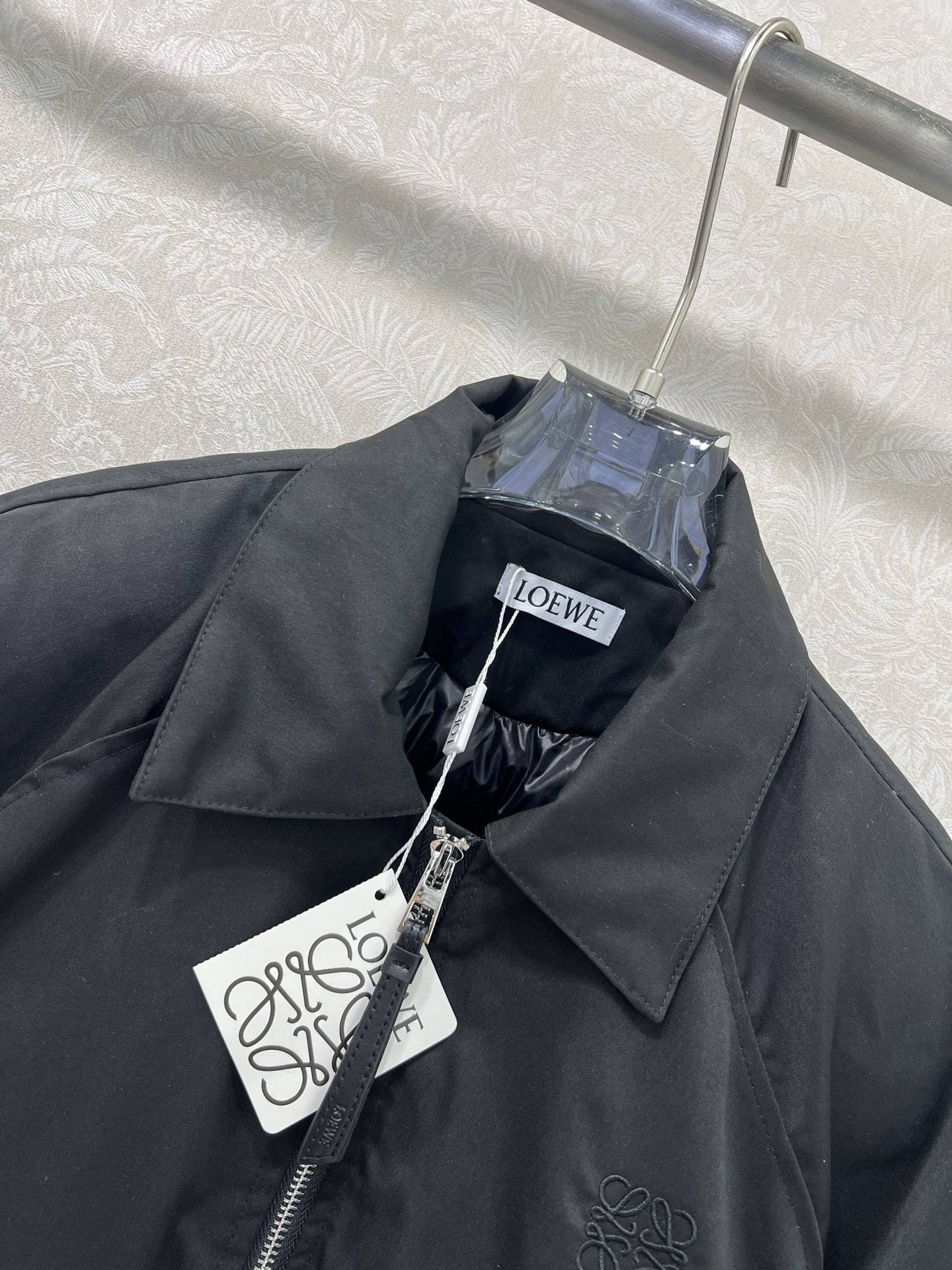 🔥🔥Loew*25早秋新款新款风衣短款棉服翻领外套胸前刺绣logo点缀 下摆抽绳设计 非常有特色的设计 