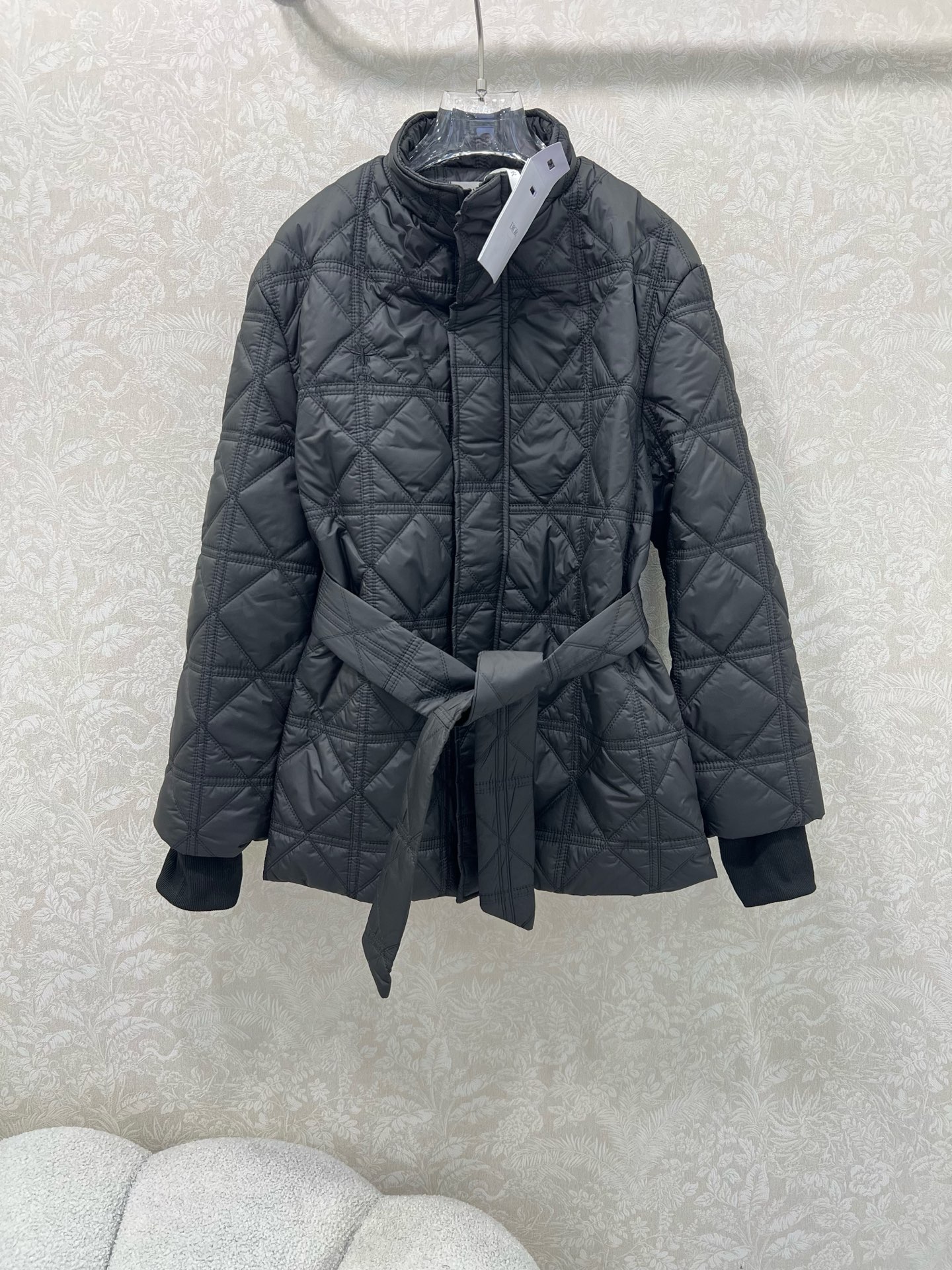 🔥🔥DIO*25新款藤格纹戴妃格夹棉立领腰带棉衣外套 小蜜蜂刺绣 袖口以螺纹针织设计 搭配本布腰带 帅气