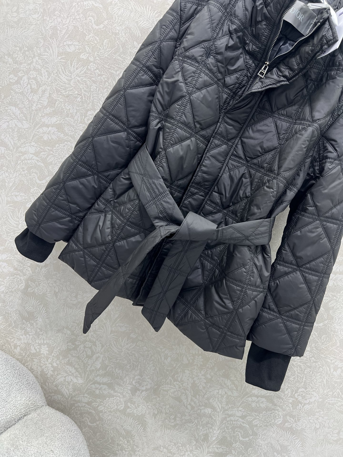 🔥🔥DIO*25新款藤格纹戴妃格夹棉立领腰带棉衣外套 小蜜蜂刺绣 袖口以螺纹针织设计 搭配本布腰带 帅气