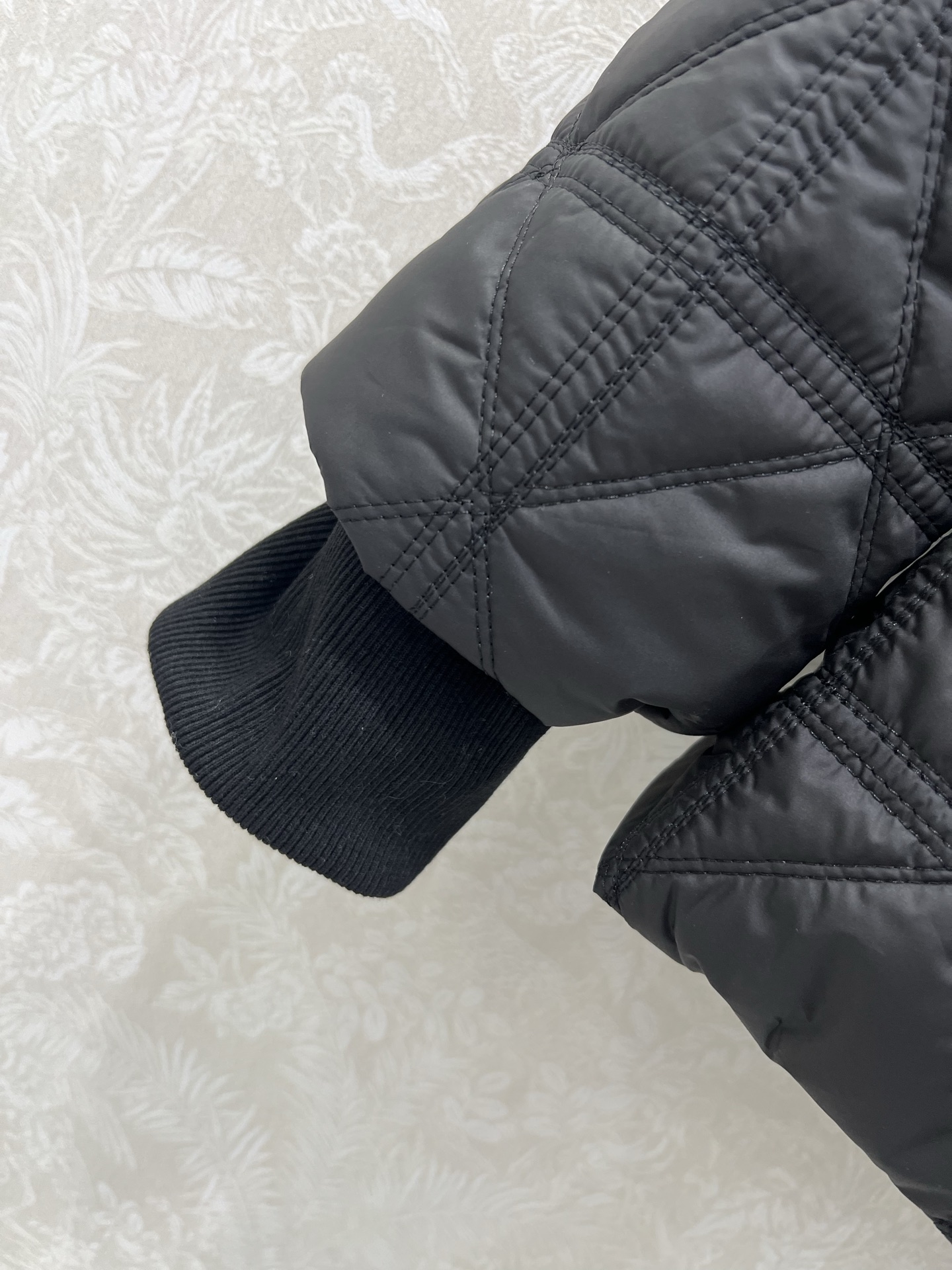 🔥🔥DIO*25新款藤格纹戴妃格夹棉立领腰带棉衣外套 小蜜蜂刺绣 袖口以螺纹针织设计 搭配本布腰带 帅气