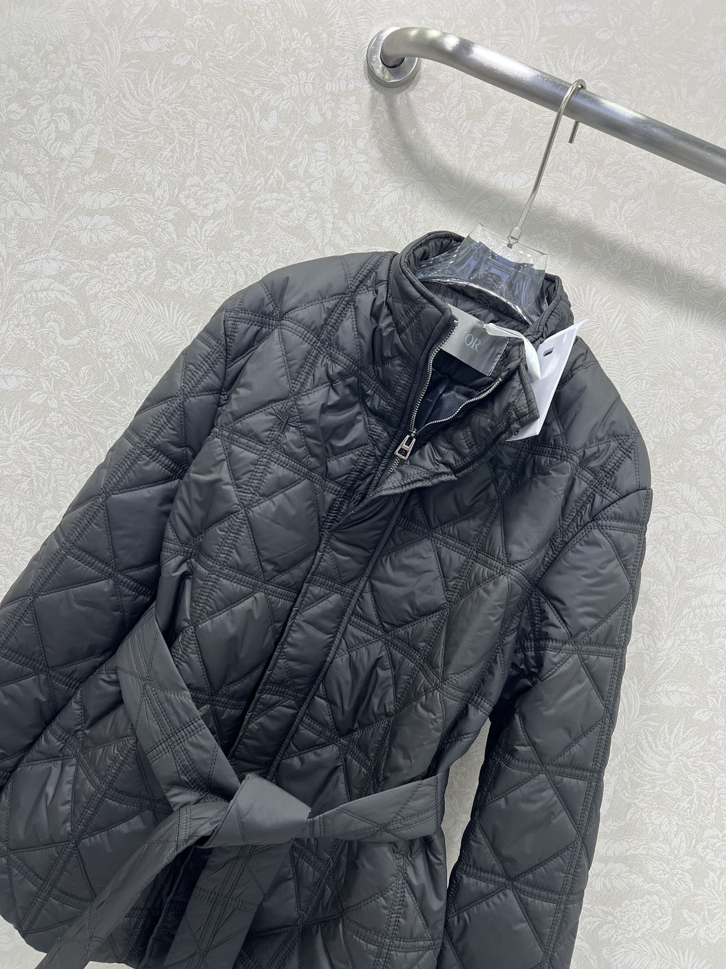 🔥🔥DIO*25新款藤格纹戴妃格夹棉立领腰带棉衣外套 小蜜蜂刺绣 袖口以螺纹针织设计 搭配本布腰带 帅气