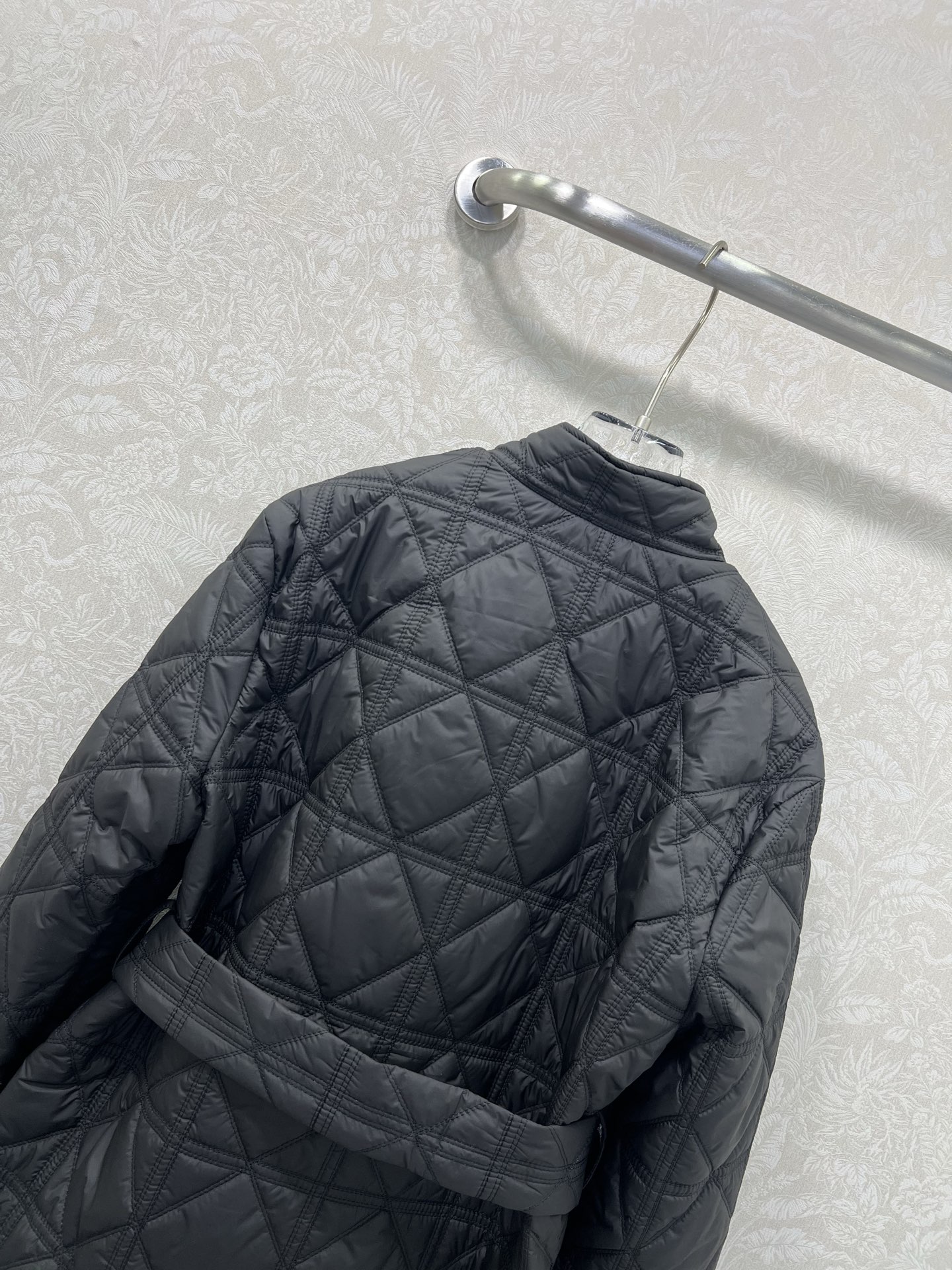 🔥🔥DIO*25新款藤格纹戴妃格夹棉立领腰带棉衣外套 小蜜蜂刺绣 袖口以螺纹针织设计 搭配本布腰带 帅气