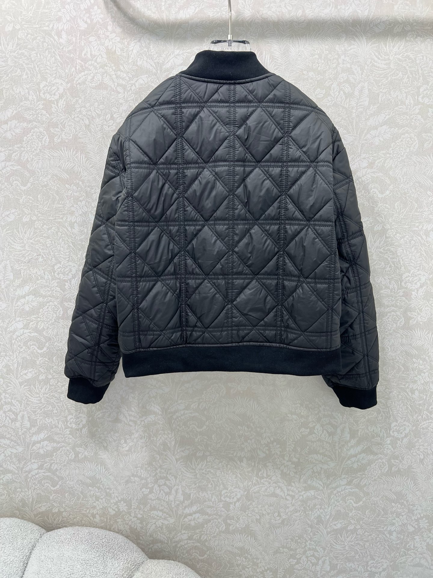 🔥🔥DIO*25新款藤格纹戴妃格夹棉棒球款棉衣外套 两侧口袋💕小蜜蜂刺绣 袖口下摆均以螺纹针织设计 帅气