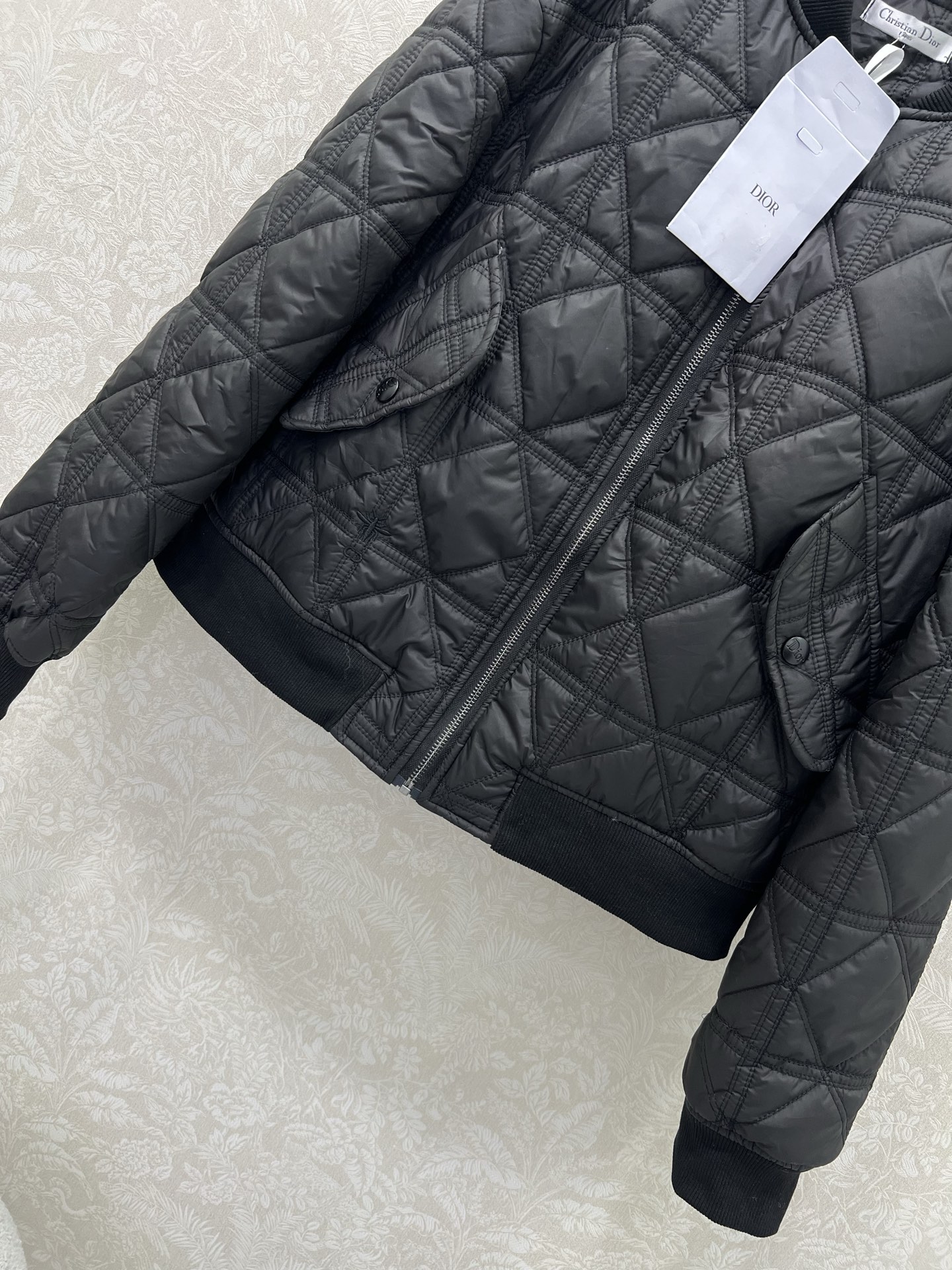 🔥🔥DIO*25新款藤格纹戴妃格夹棉棒球款棉衣外套 两侧口袋💕小蜜蜂刺绣 袖口下摆均以螺纹针织设计 帅气