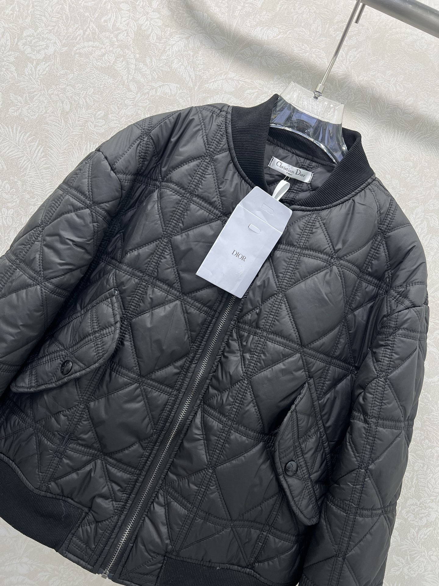 🔥🔥DIO*25新款藤格纹戴妃格夹棉棒球款棉衣外套 两侧口袋💕小蜜蜂刺绣 袖口下摆均以螺纹针织设计 帅气