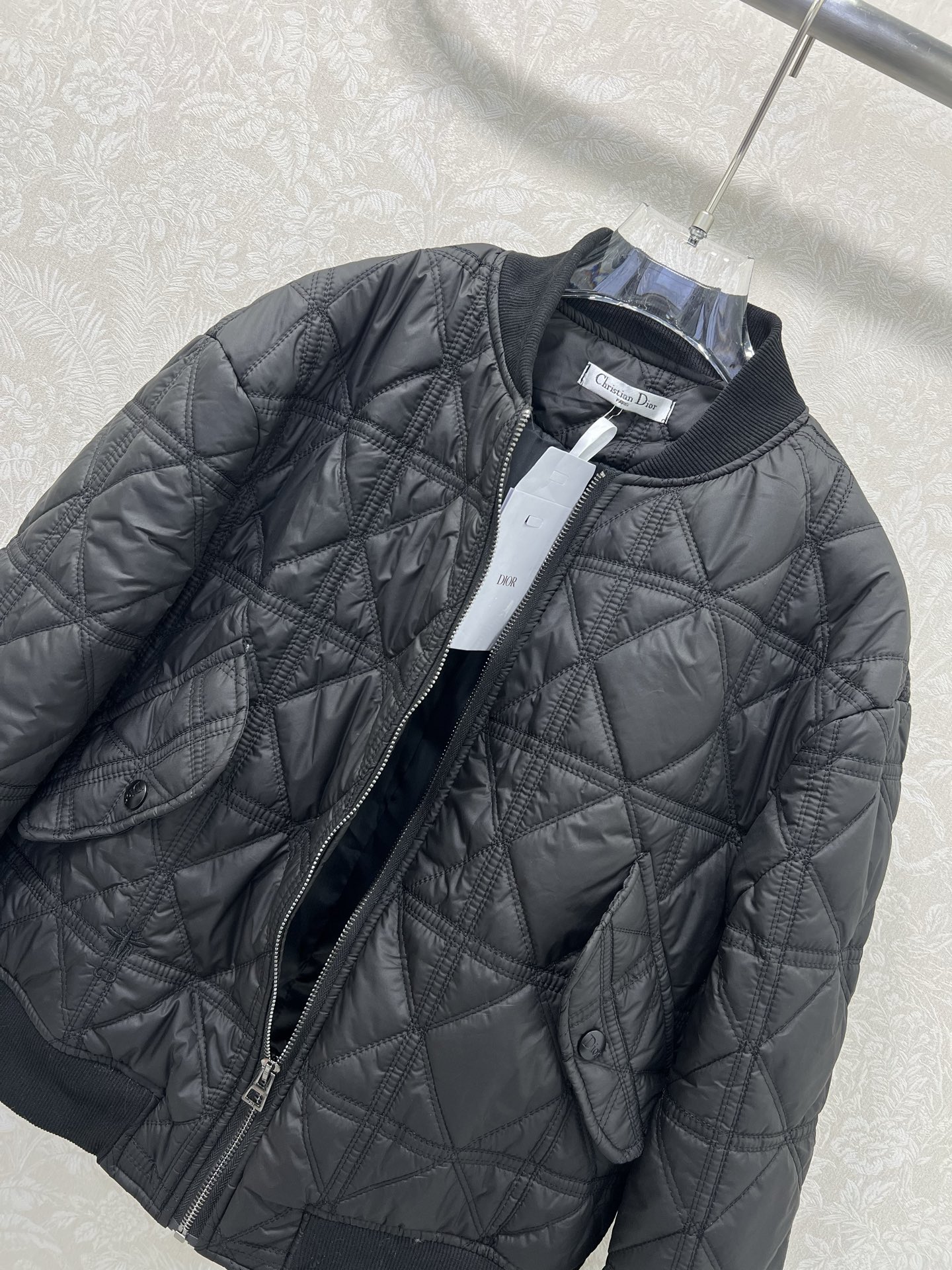 🔥🔥DIO*25新款藤格纹戴妃格夹棉棒球款棉衣外套 两侧口袋💕小蜜蜂刺绣 袖口下摆均以螺纹针织设计 帅气