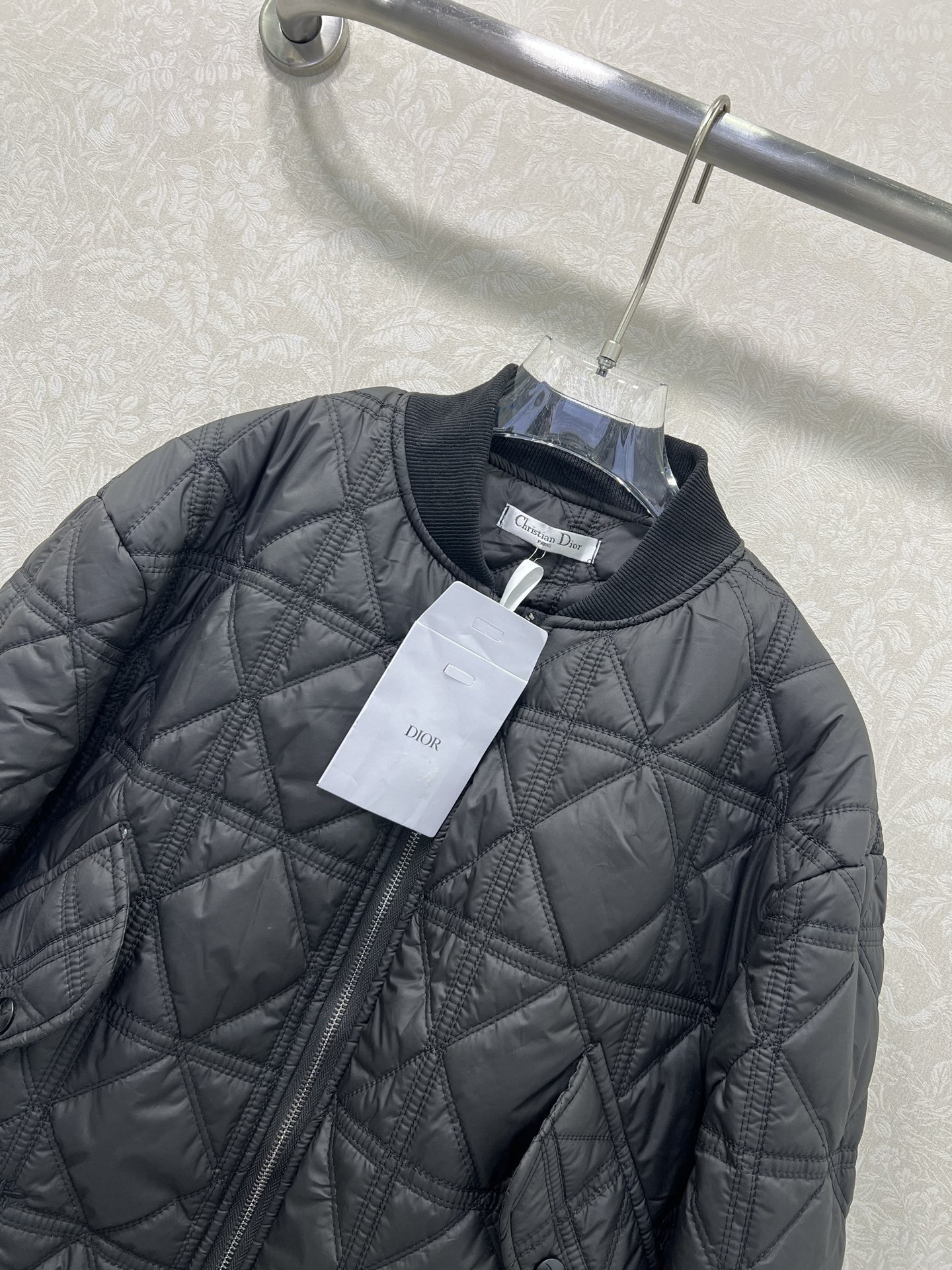 🔥🔥DIO*25新款藤格纹戴妃格夹棉棒球款棉衣外套 两侧口袋💕小蜜蜂刺绣 袖口下摆均以螺纹针织设计 帅气