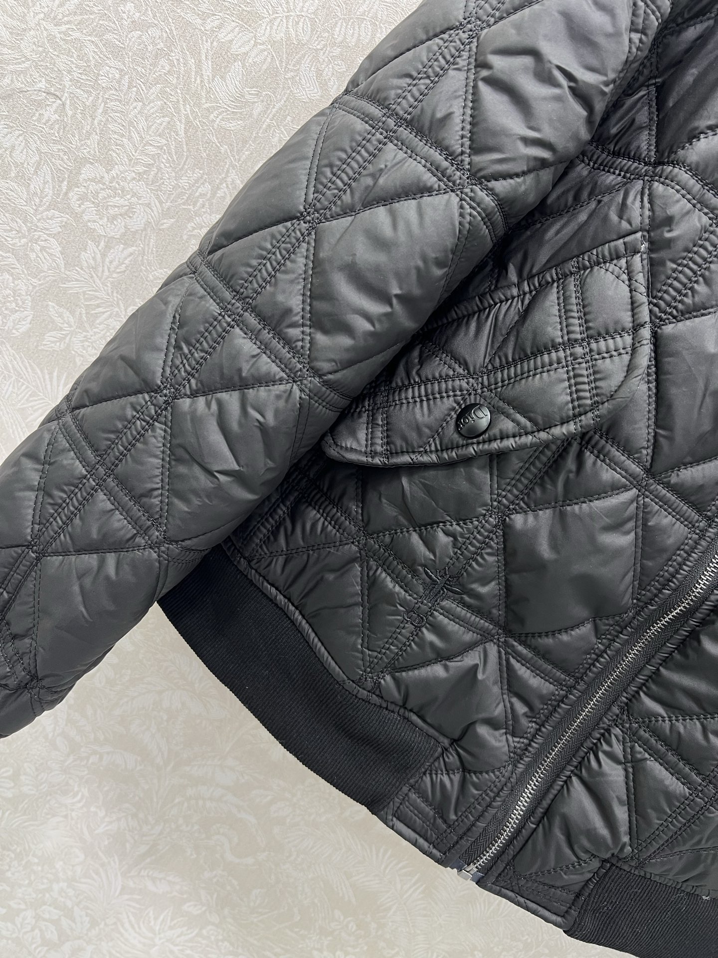 🔥🔥DIO*25新款藤格纹戴妃格夹棉棒球款棉衣外套 两侧口袋💕小蜜蜂刺绣 袖口下摆均以螺纹针织设计 帅气