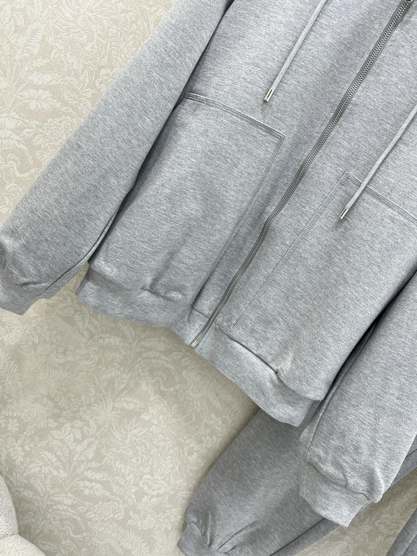 🔥🔥 Gucc* 25新款套装 双面连帽拉链外套➕小直筒长裤的组合 定制拉链头 内里双g老花印花 外套双