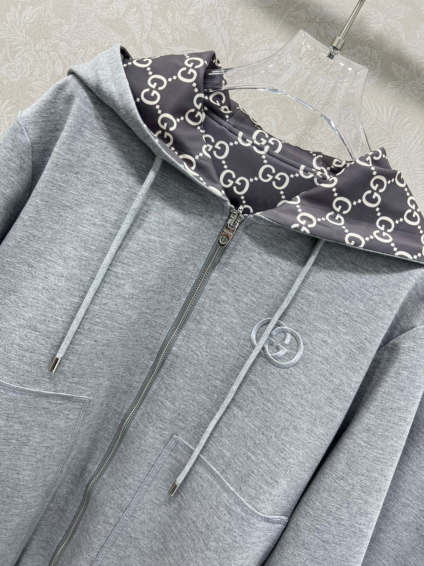 🔥🔥 Gucc* 25新款套装 双面连帽拉链外套➕小直筒长裤的组合 定制拉链头 内里双g老花印花 外套双