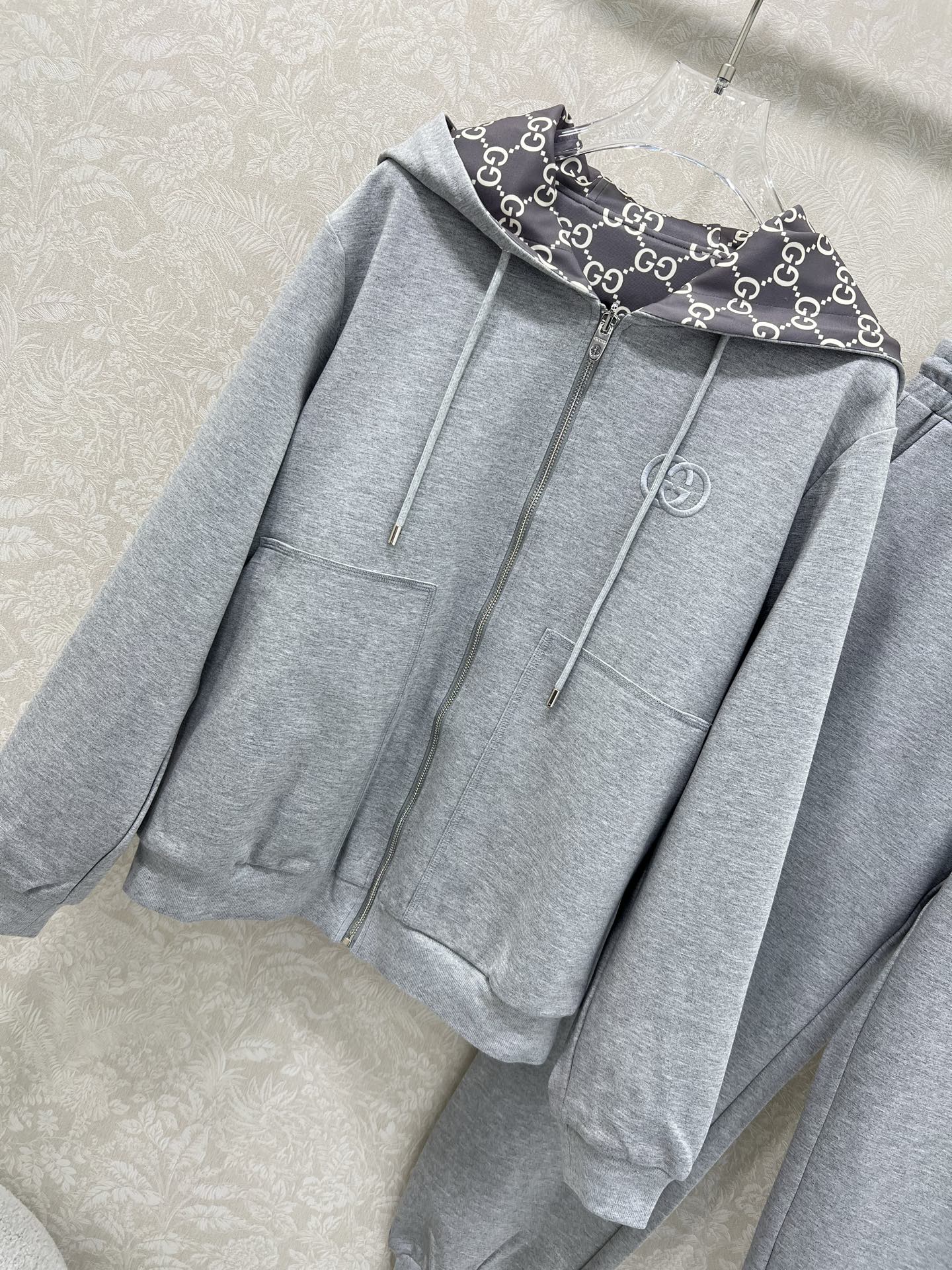 🔥🔥 Gucc* 25新款套装 双面连帽拉链外套➕小直筒长裤的组合 定制拉链头 内里双g老花印花 外套双