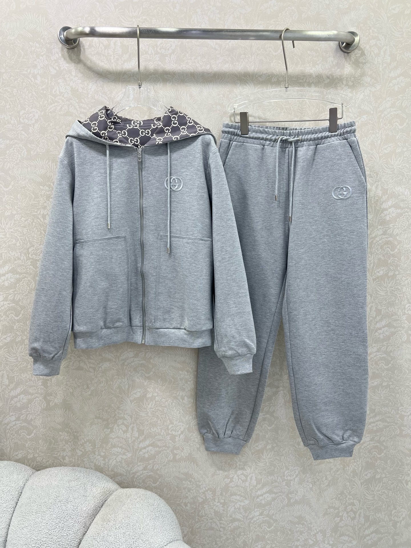 🔥🔥 Gucc* 25新款套装 双面连帽拉链外套➕小直筒长裤的组合 定制拉链头 内里双g老花印花 外套双
