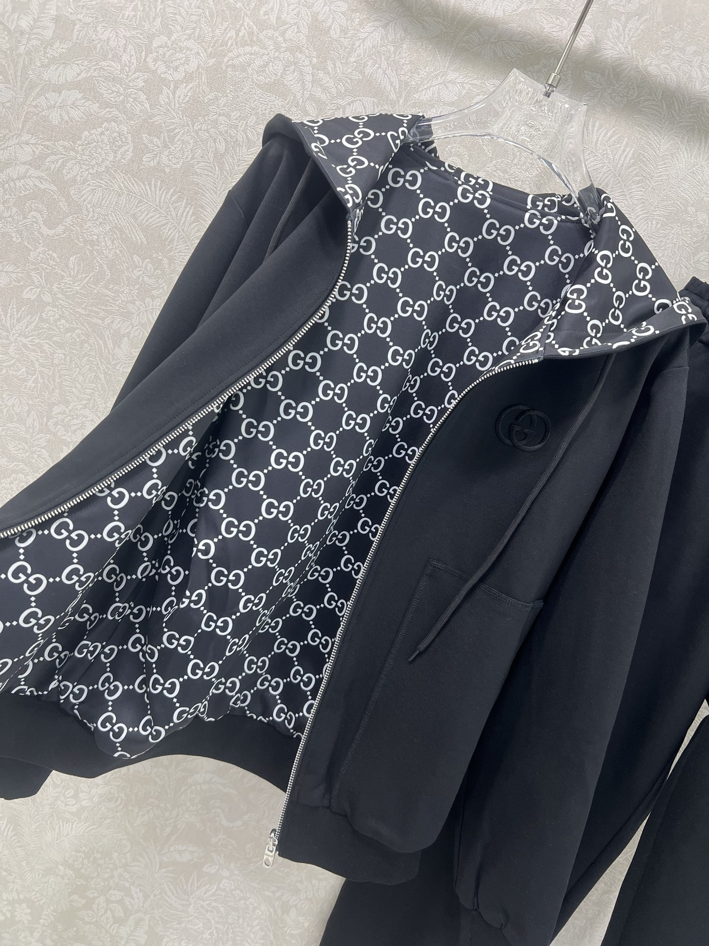 🔥🔥 Gucc* 25新款套装 双面连帽拉链外套➕小直筒长裤的组合 定制拉链头 内里双g老花印花 外套双