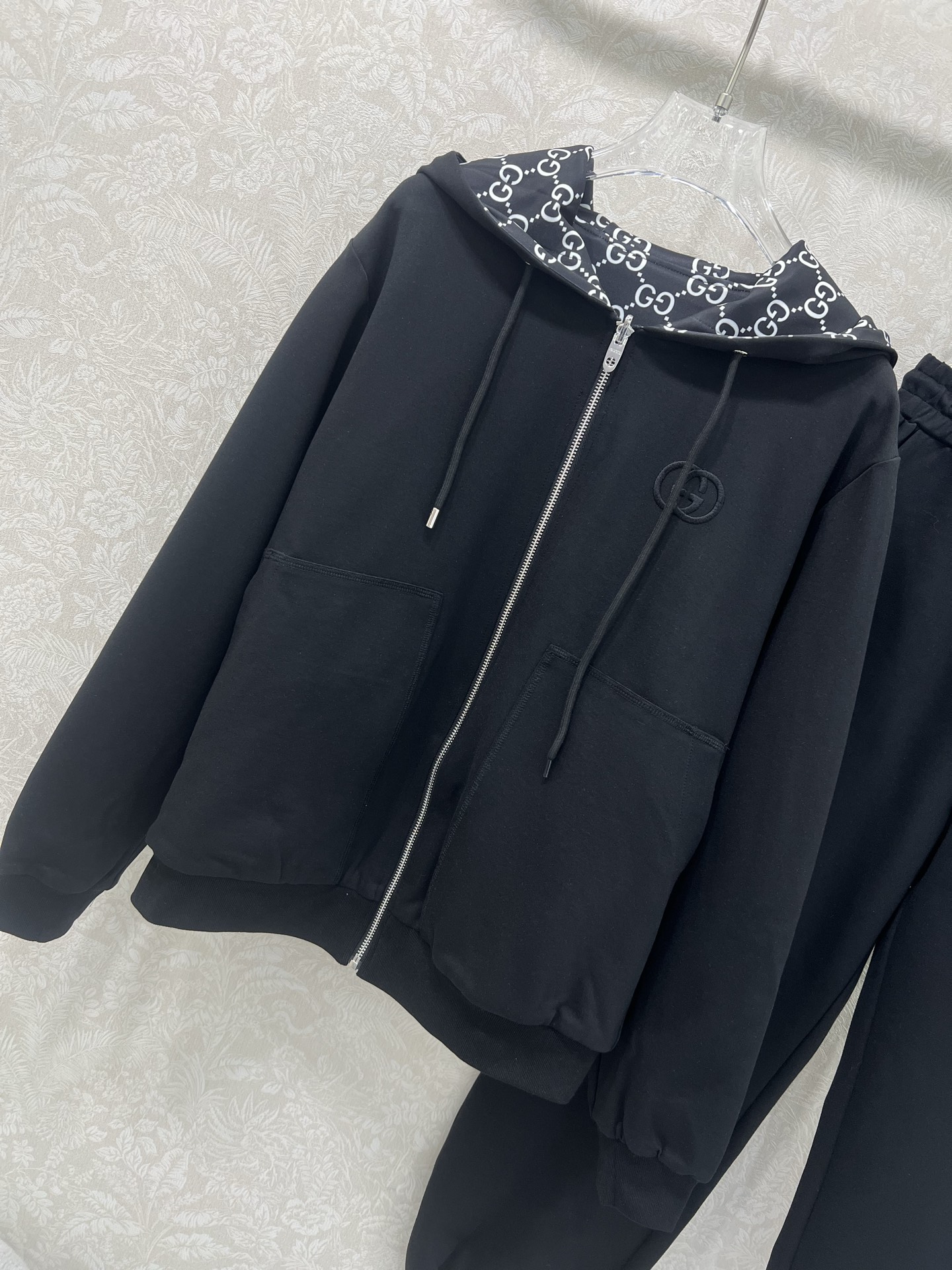 🔥🔥 Gucc* 25新款套装 双面连帽拉链外套➕小直筒长裤的组合 定制拉链头 内里双g老花印花 外套双