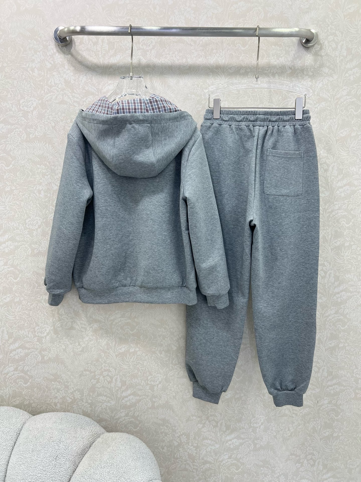 🔥🔥 miumi*25新款套装 双面连帽拉链外套➕束脚长裤的组合 外套miu字母贴标 内里格子面料 外套