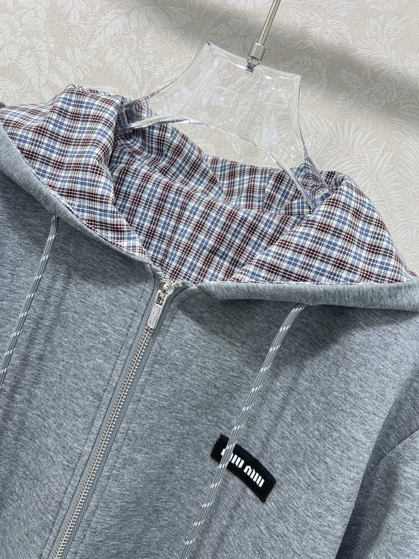 🔥🔥 miumi*25新款套装 双面连帽拉链外套➕束脚长裤的组合 外套miu字母贴标 内里格子面料 外套