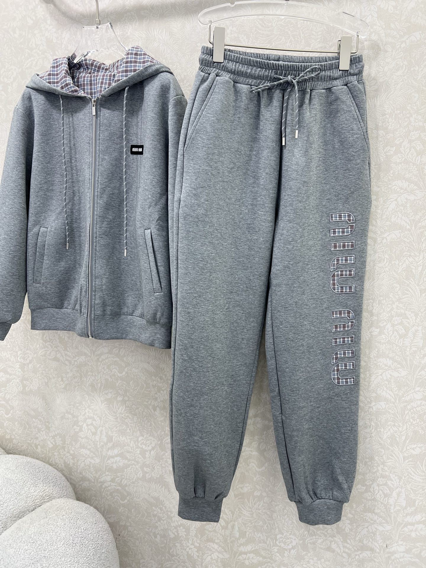 🔥🔥 miumi*25新款套装 双面连帽拉链外套➕束脚长裤的组合 外套miu字母贴标 内里格子面料 外套