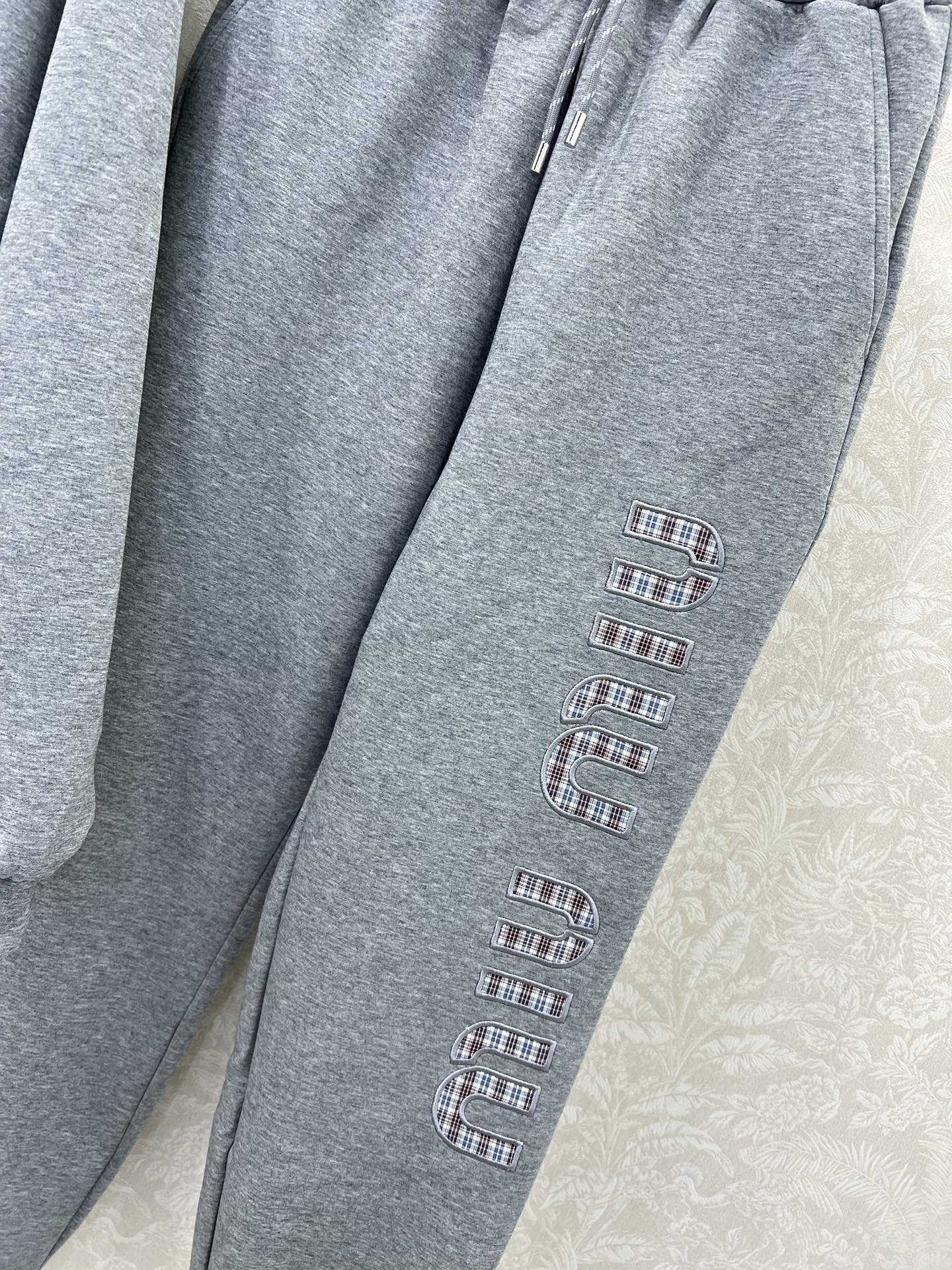 🔥🔥 miumi*25新款套装 双面连帽拉链外套➕束脚长裤的组合 外套miu字母贴标 内里格子面料 外套