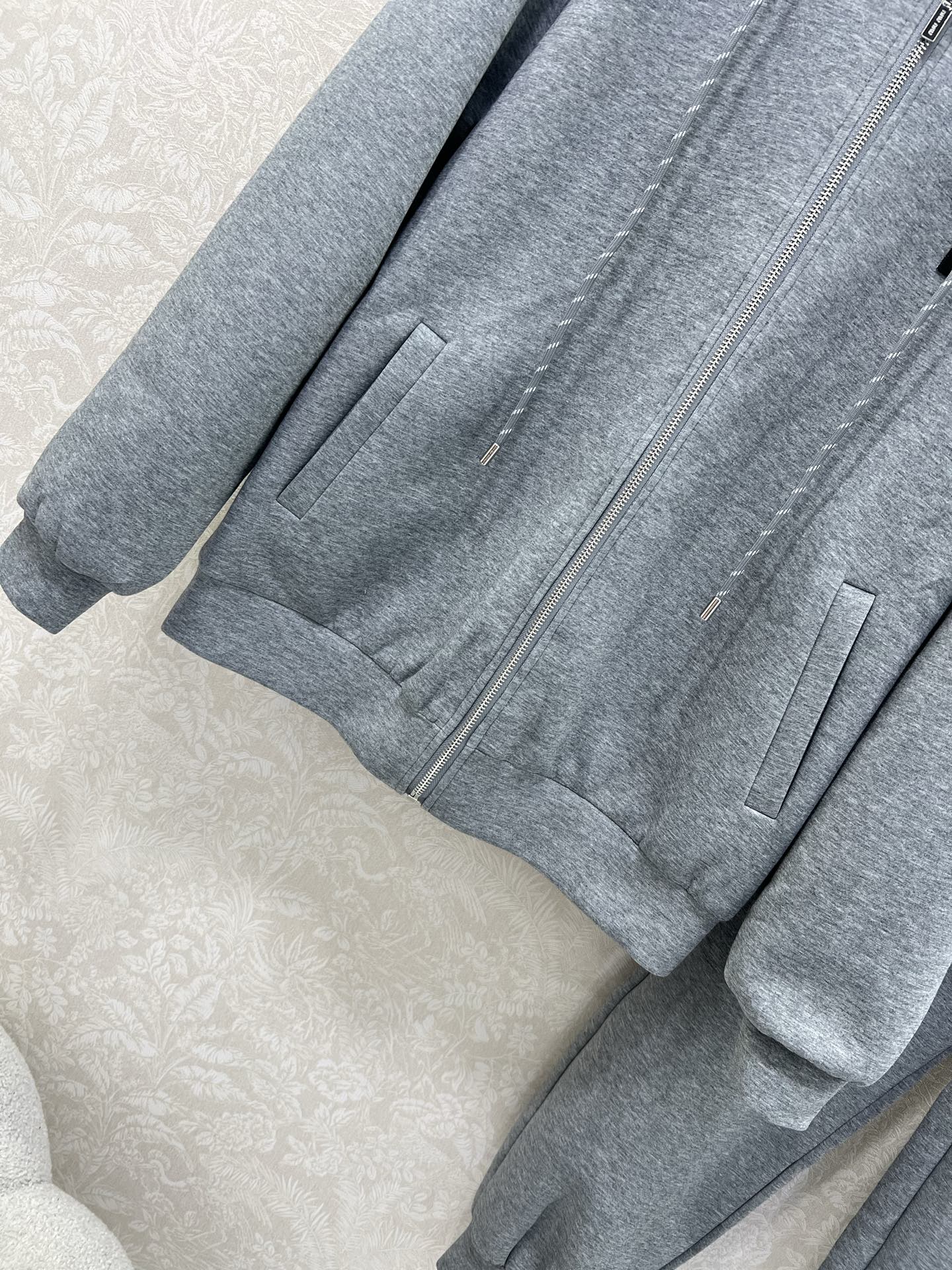 🔥🔥 miumi*25新款套装 双面连帽拉链外套➕束脚长裤的组合 外套miu字母贴标 内里格子面料 外套