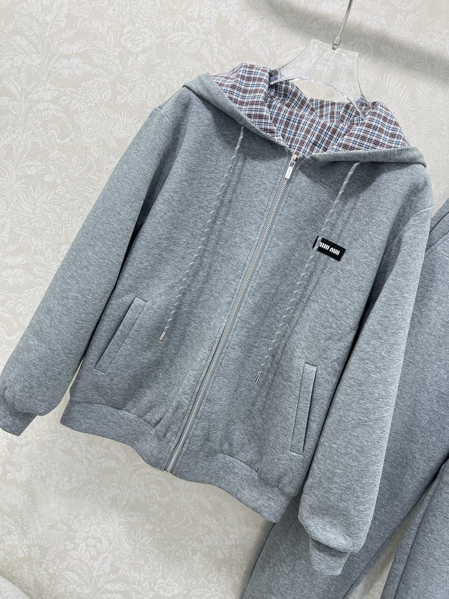 🔥🔥 miumi*25新款套装 双面连帽拉链外套➕束脚长裤的组合 外套miu字母贴标 内里格子面料 外套