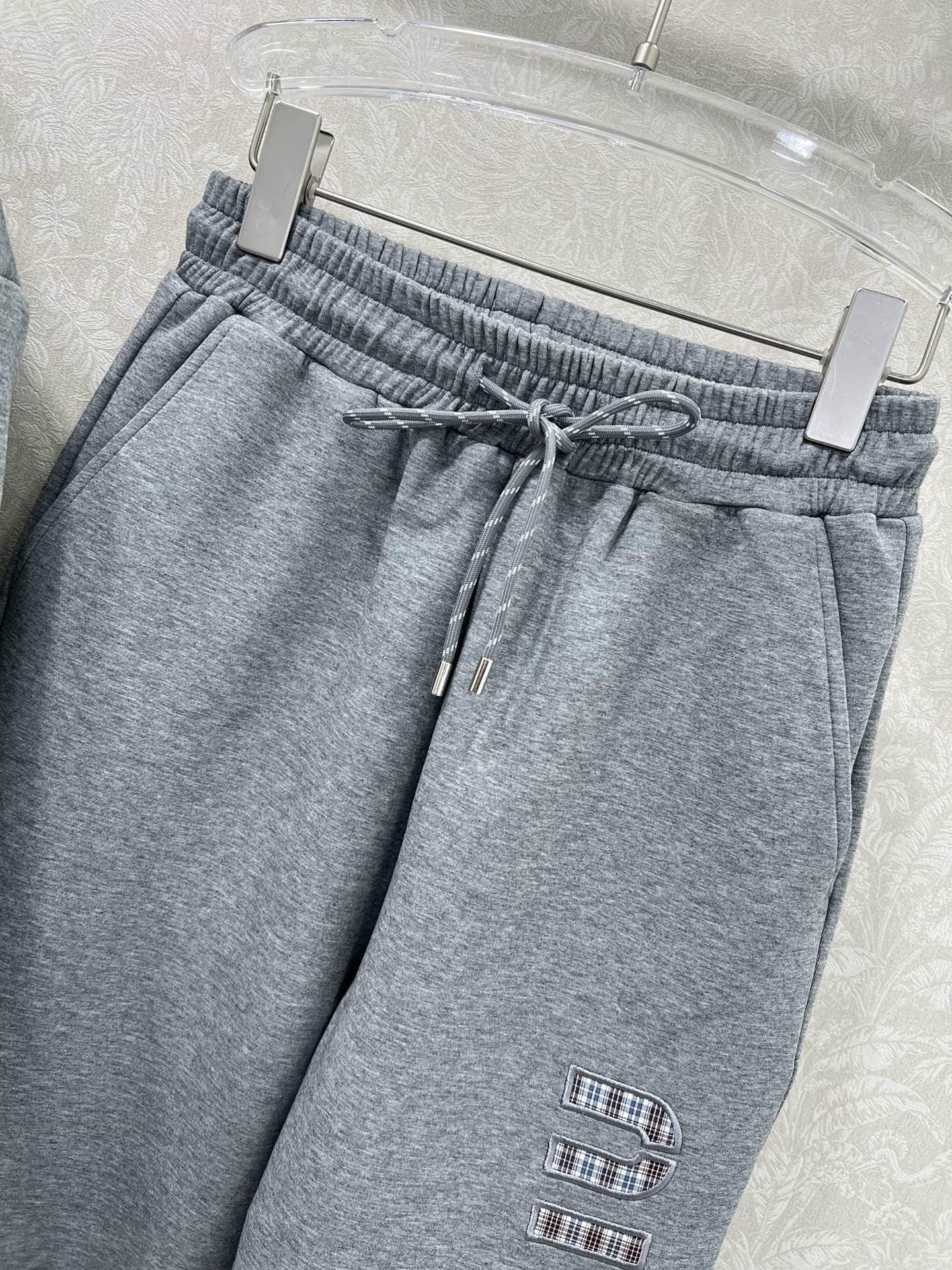 🔥🔥 miumi*25新款套装 双面连帽拉链外套➕束脚长裤的组合 外套miu字母贴标 内里格子面料 外套