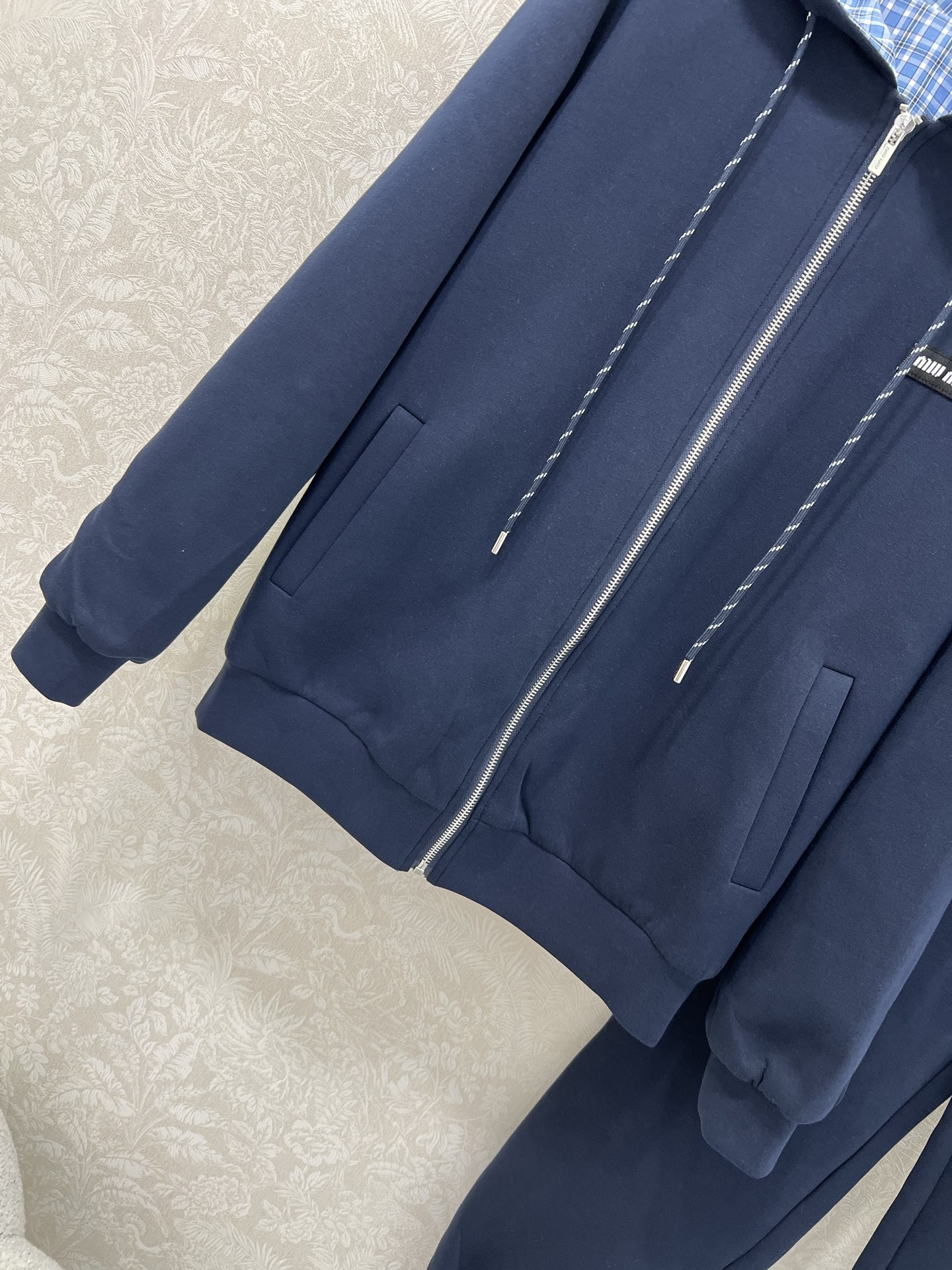 🔥🔥 miumi*25新款套装 双面连帽拉链外套➕束脚长裤的组合 外套miu字母贴标 内里格子面料 外套