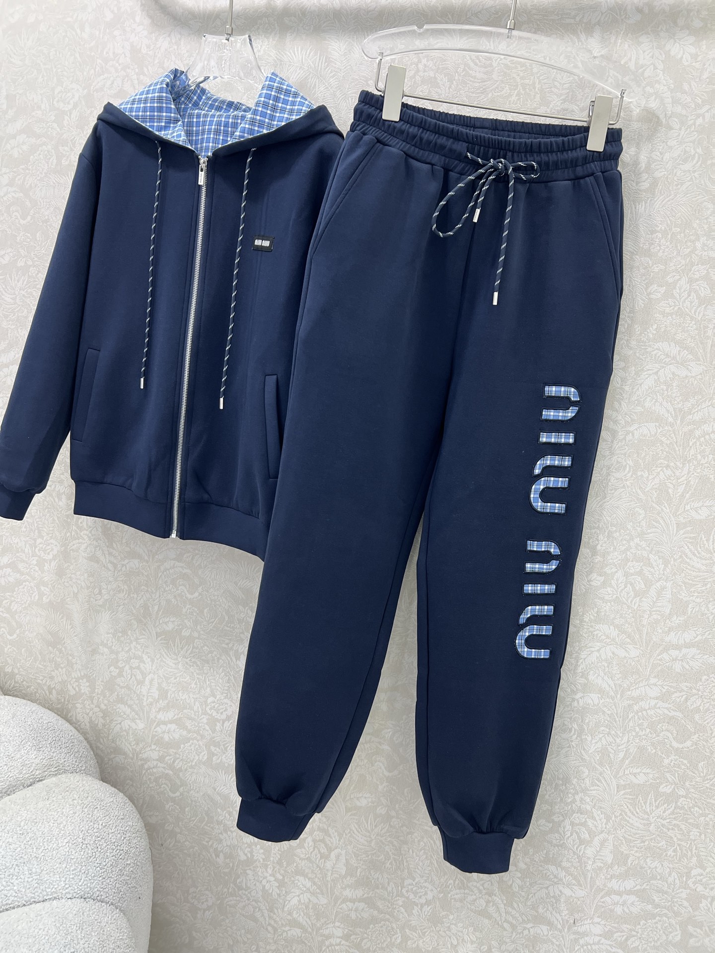 🔥🔥 miumi*25新款套装 双面连帽拉链外套➕束脚长裤的组合 外套miu字母贴标 内里格子面料 外套