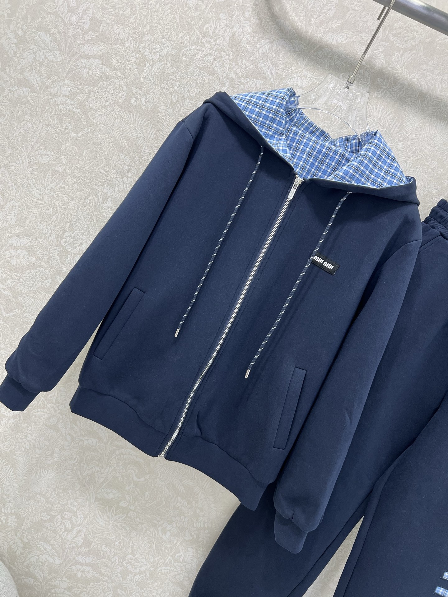 🔥🔥 miumi*25新款套装 双面连帽拉链外套➕束脚长裤的组合 外套miu字母贴标 内里格子面料 外套