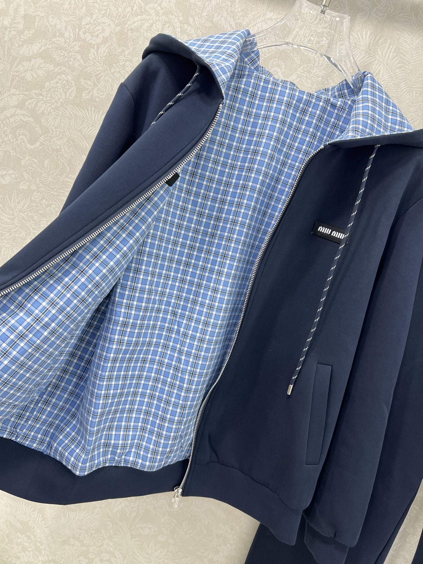 🔥🔥 miumi*25新款套装 双面连帽拉链外套➕束脚长裤的组合 外套miu字母贴标 内里格子面料 外套