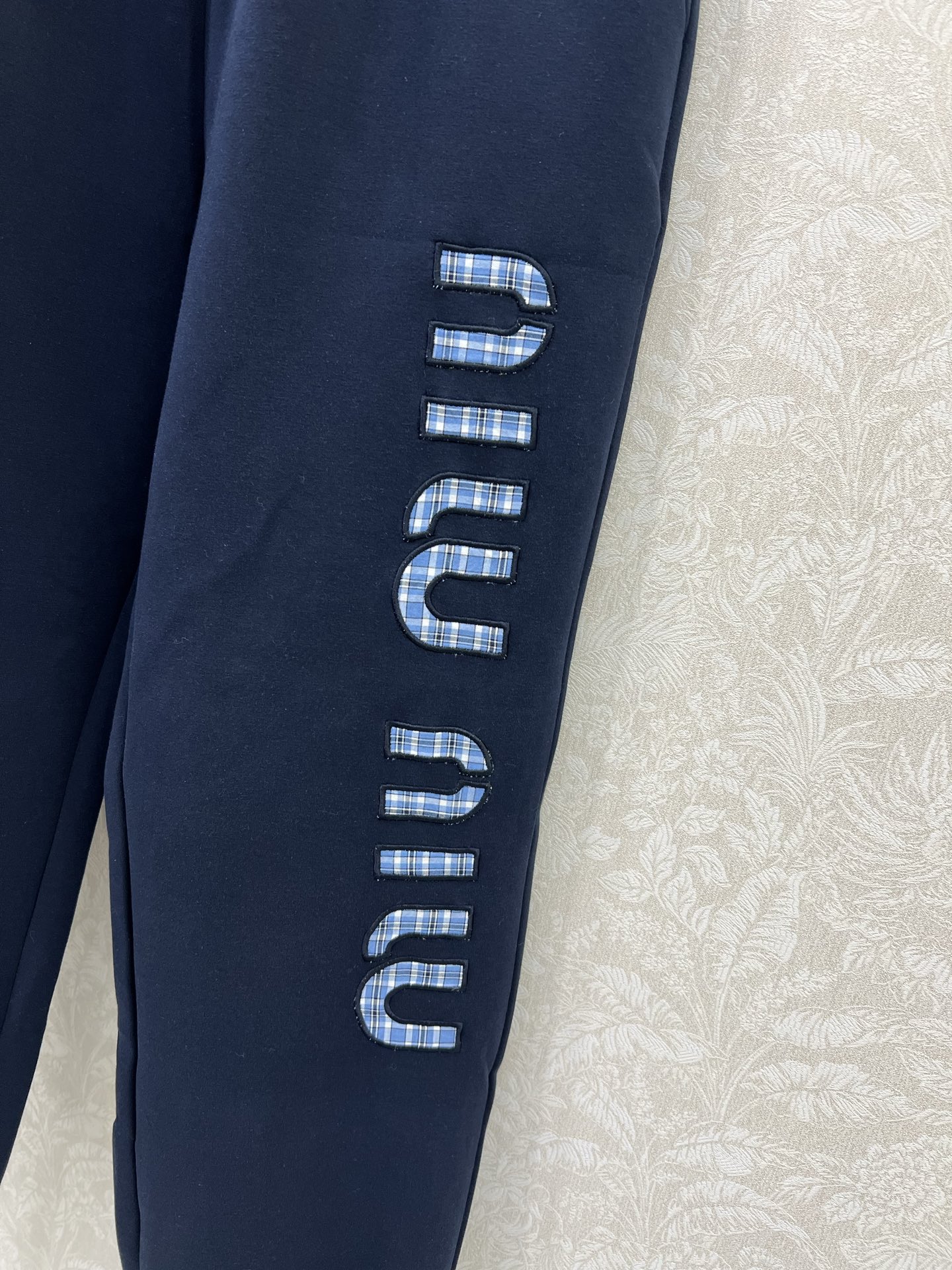 🔥🔥 miumi*25新款套装 双面连帽拉链外套➕束脚长裤的组合 外套miu字母贴标 内里格子面料 外套