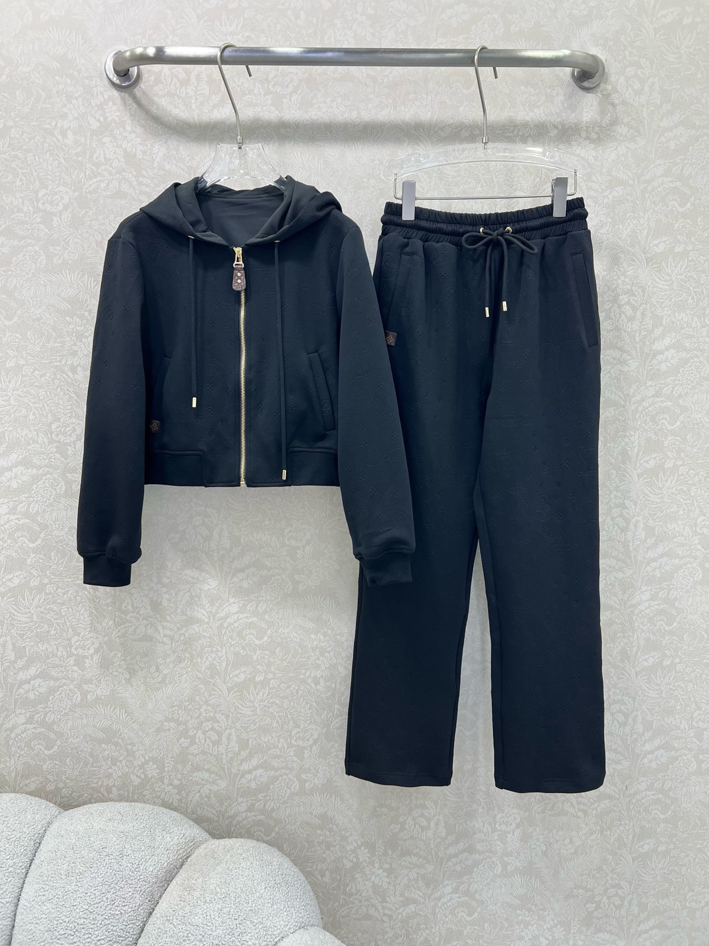 🔥🔥 Louis Vuitt*n25新款套装 连帽拉链外套➕小直筒长裤的组合 定制五金 整体暗纹老花印花