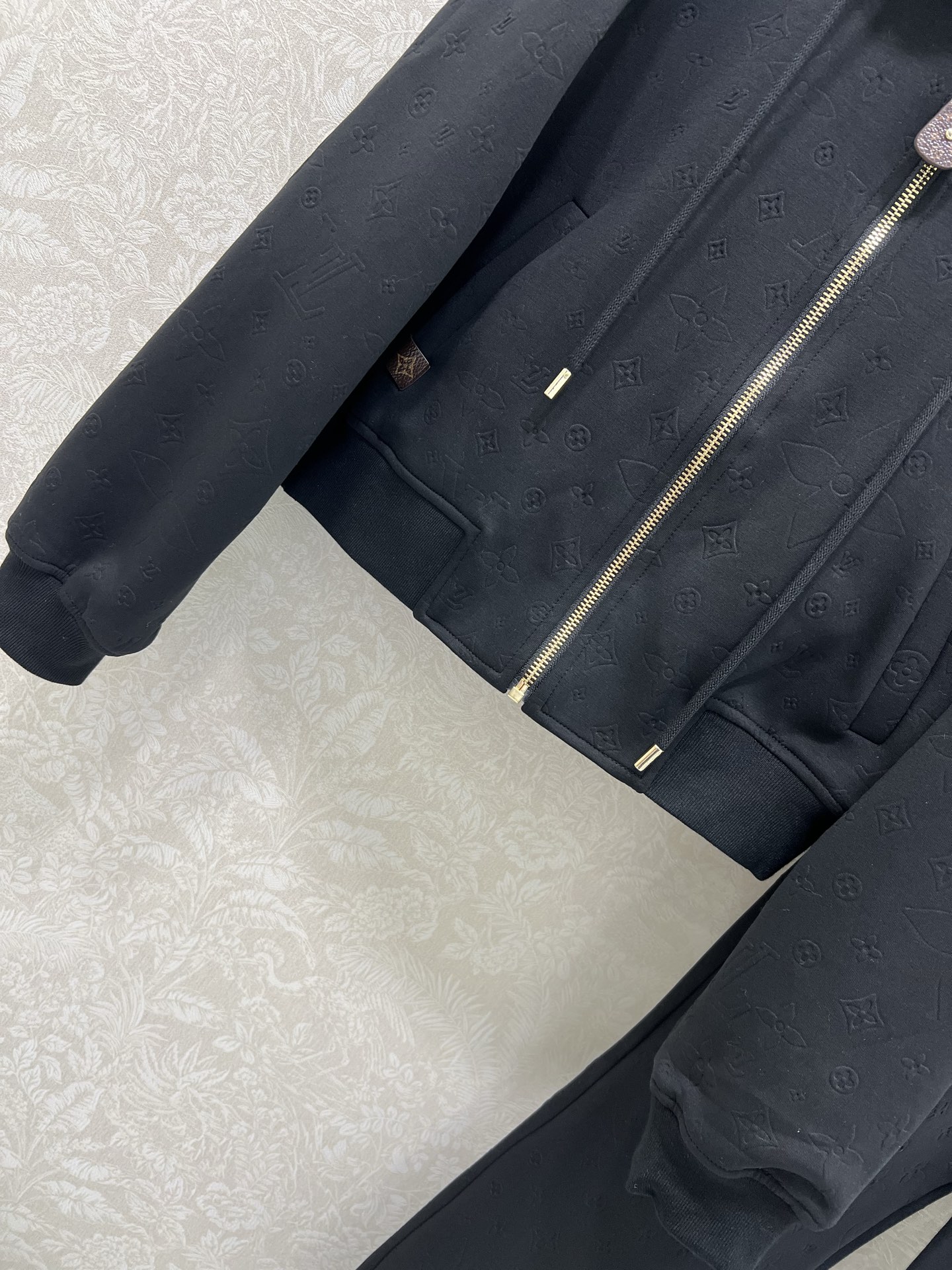 🔥🔥 Louis Vuitt*n25新款套装 连帽拉链外套➕小直筒长裤的组合 定制五金 整体暗纹老花印花