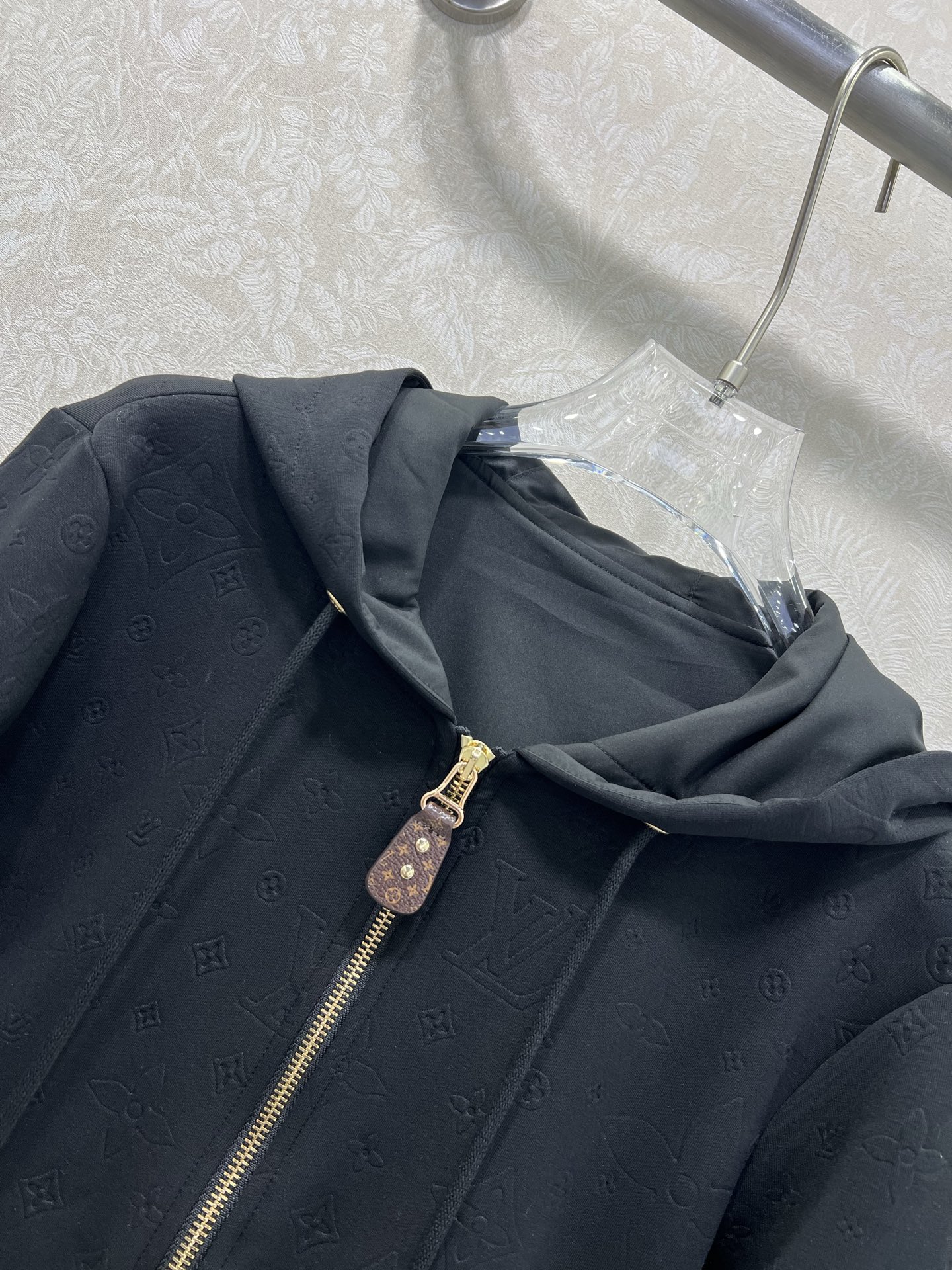 🔥🔥 Louis Vuitt*n25新款套装 连帽拉链外套➕小直筒长裤的组合 定制五金 整体暗纹老花印花