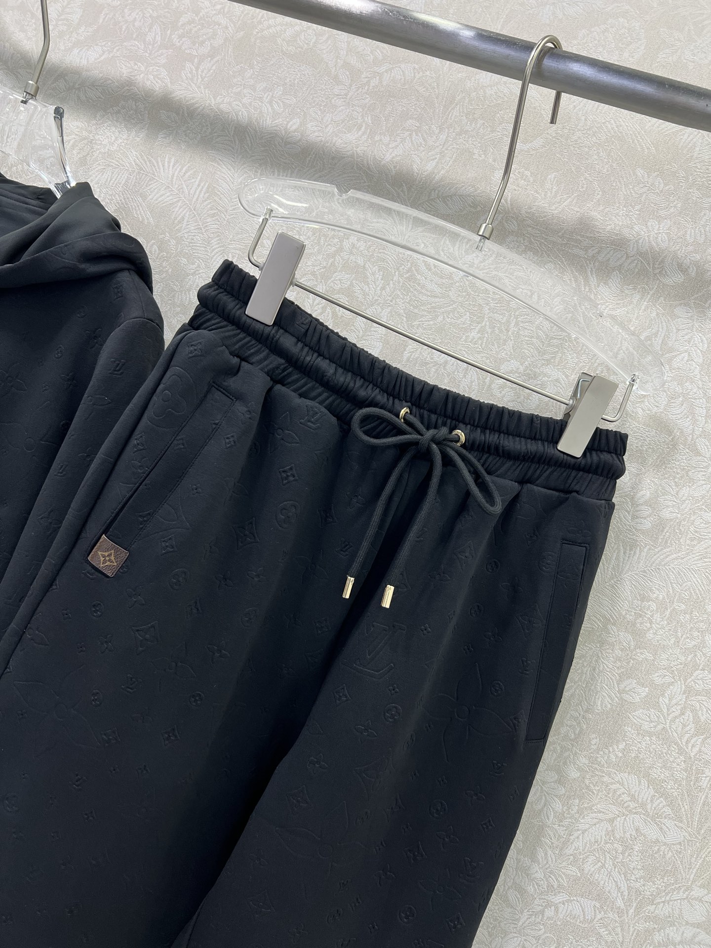 🔥🔥 Louis Vuitt*n25新款套装 连帽拉链外套➕小直筒长裤的组合 定制五金 整体暗纹老花印花