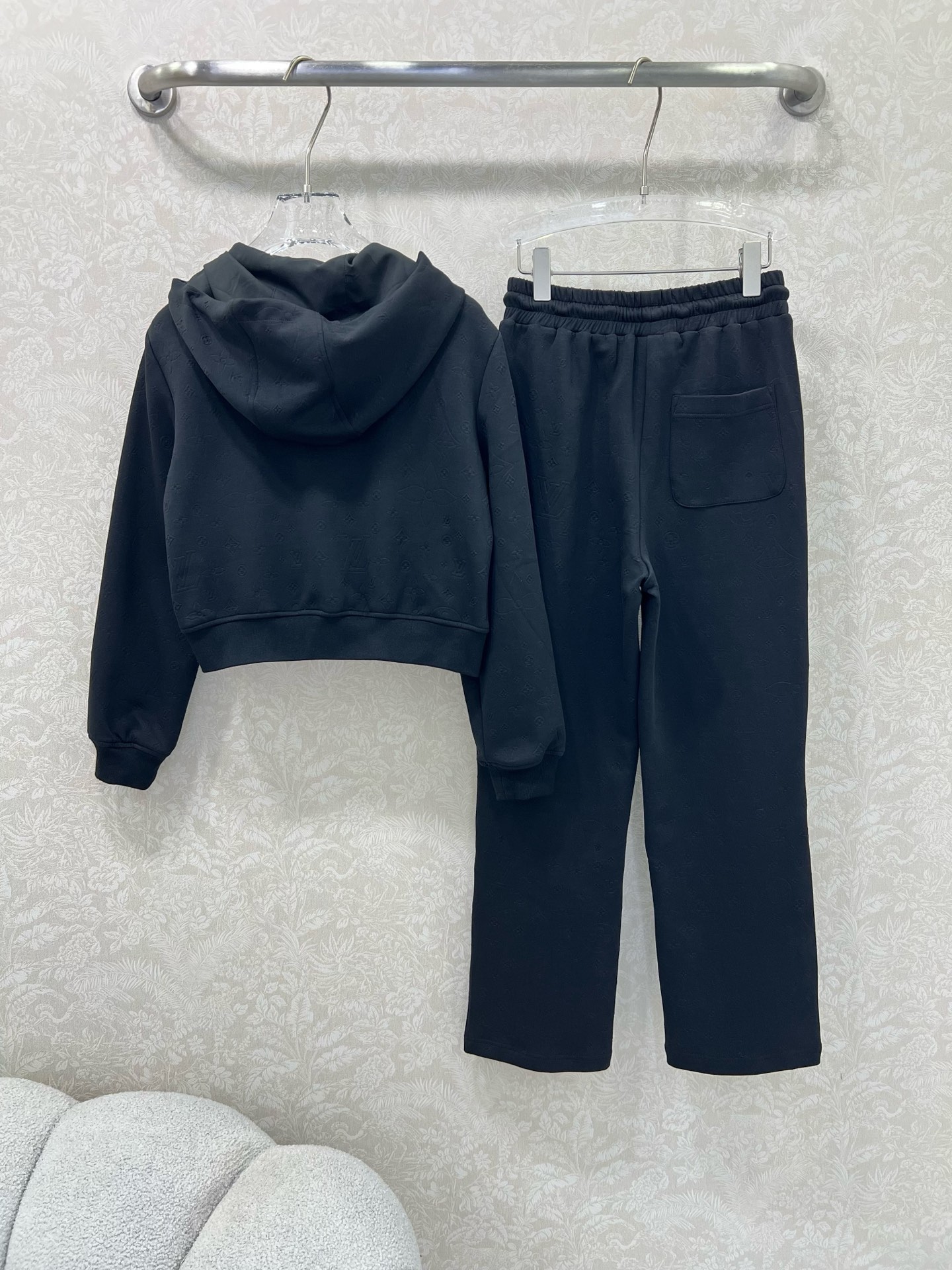 🔥🔥 Louis Vuitt*n25新款套装 连帽拉链外套➕小直筒长裤的组合 定制五金 整体暗纹老花印花