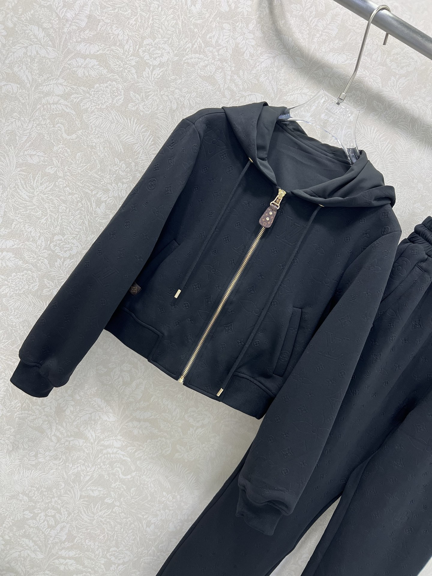 🔥🔥 Louis Vuitt*n25新款套装 连帽拉链外套➕小直筒长裤的组合 定制五金 整体暗纹老花印花