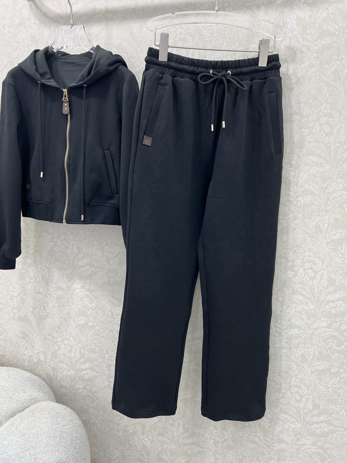 🔥🔥 Louis Vuitt*n25新款套装 连帽拉链外套➕小直筒长裤的组合 定制五金 整体暗纹老花印花