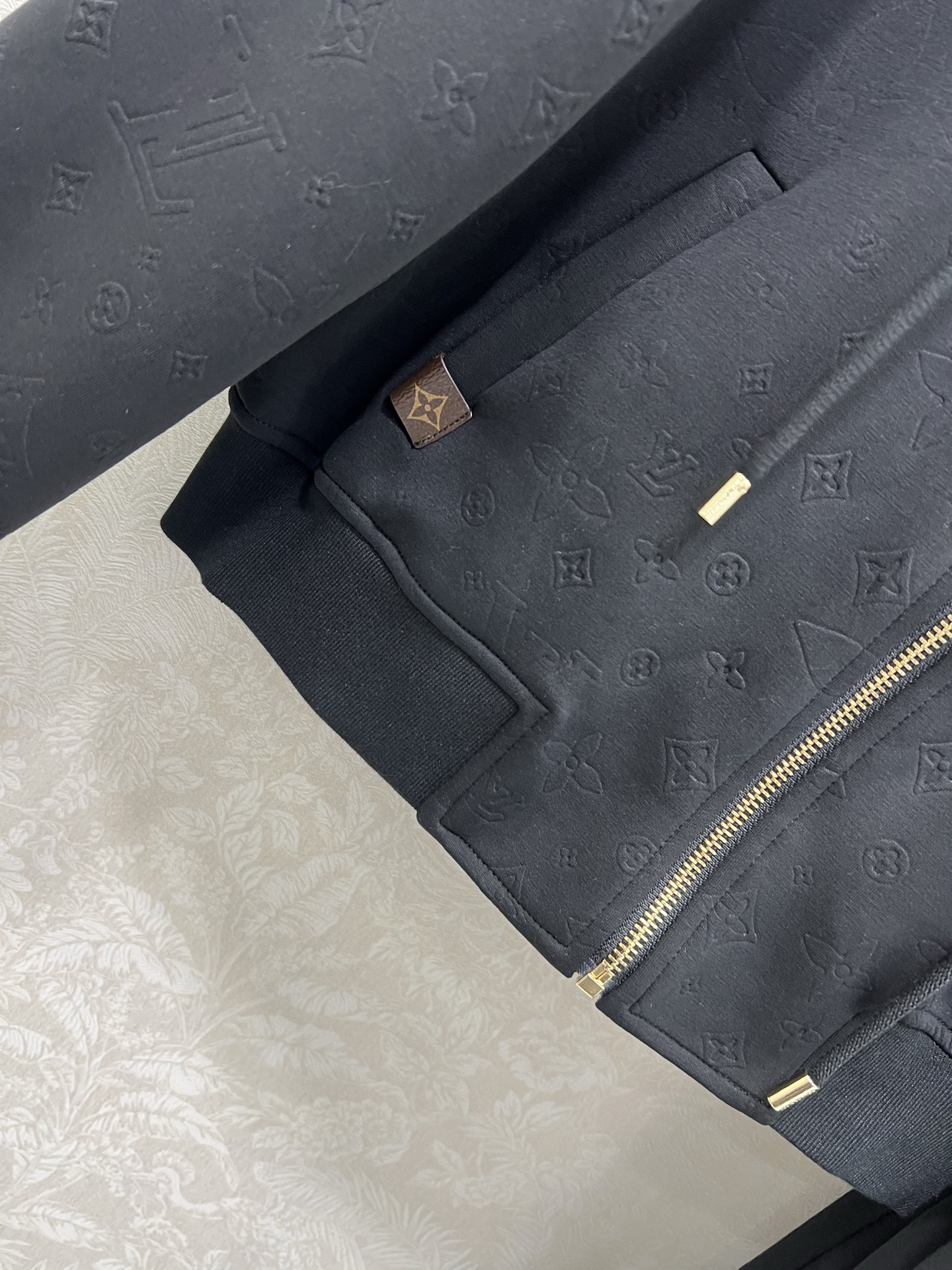 🔥🔥 Louis Vuitt*n25新款套装 连帽拉链外套➕小直筒长裤的组合 定制五金 整体暗纹老花印花