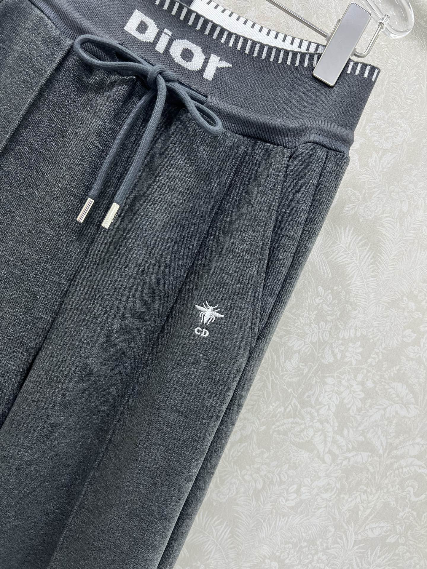 🔥🔥Dio* 25新款腰头字母弹力织带净色阔腿长裤 腰头撞色logo弹力织带 裤身经典皮标装饰 两侧拼条