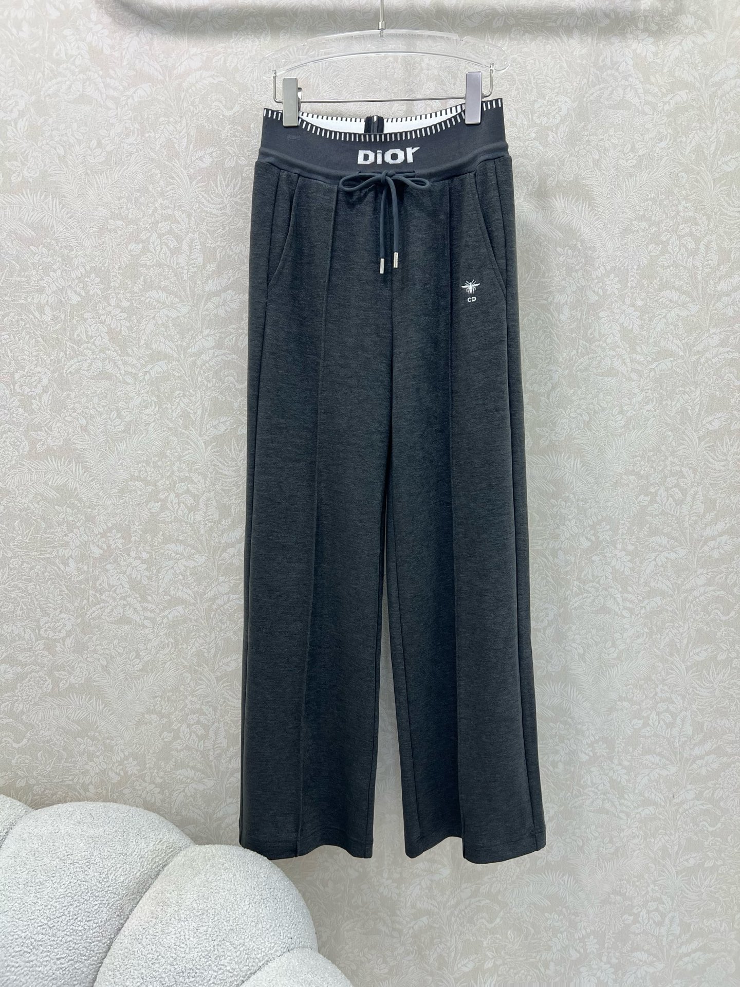 🔥🔥Dio* 25新款腰头字母弹力织带净色阔腿长裤 腰头撞色logo弹力织带 裤身经典皮标装饰 两侧拼条