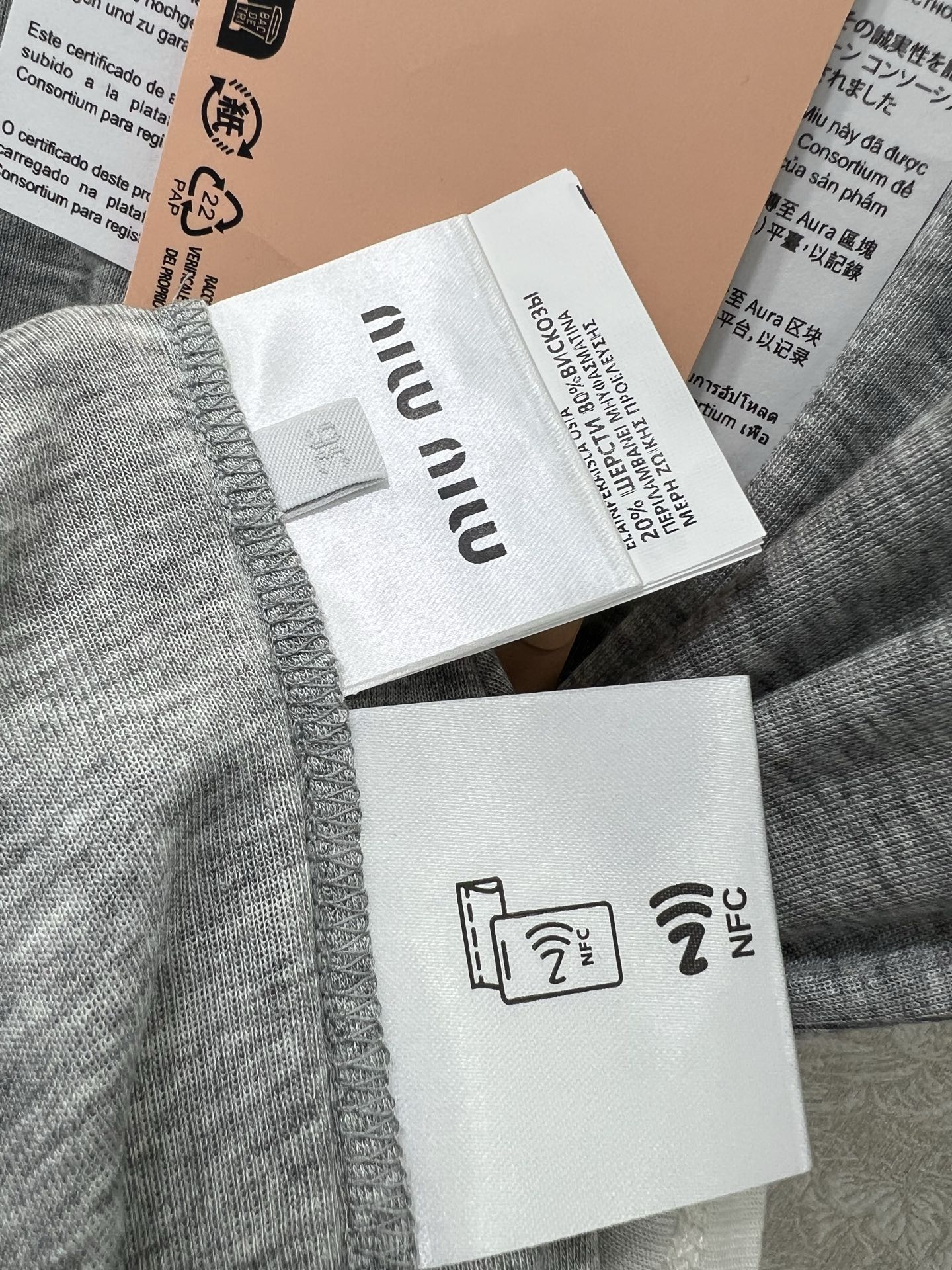 🔥🔥Miumi*25新款袖口撞色长袖打底上衣 定制YB进口天丝羊毛 质感细腻 穿搭舒适 胸前贴标凸显品牌