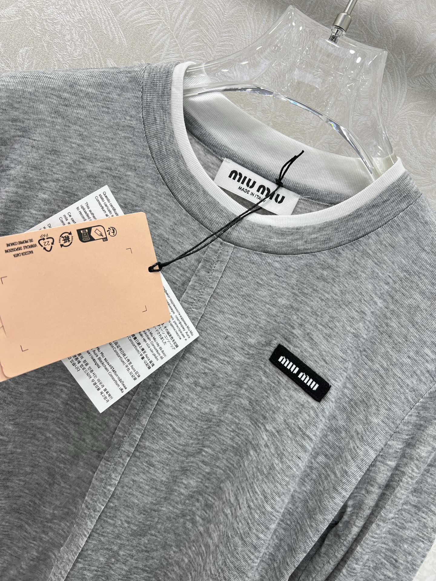 🔥🔥Miumi*25新款袖口撞色长袖打底上衣 定制YB进口天丝羊毛 质感细腻 穿搭舒适 胸前贴标凸显品牌