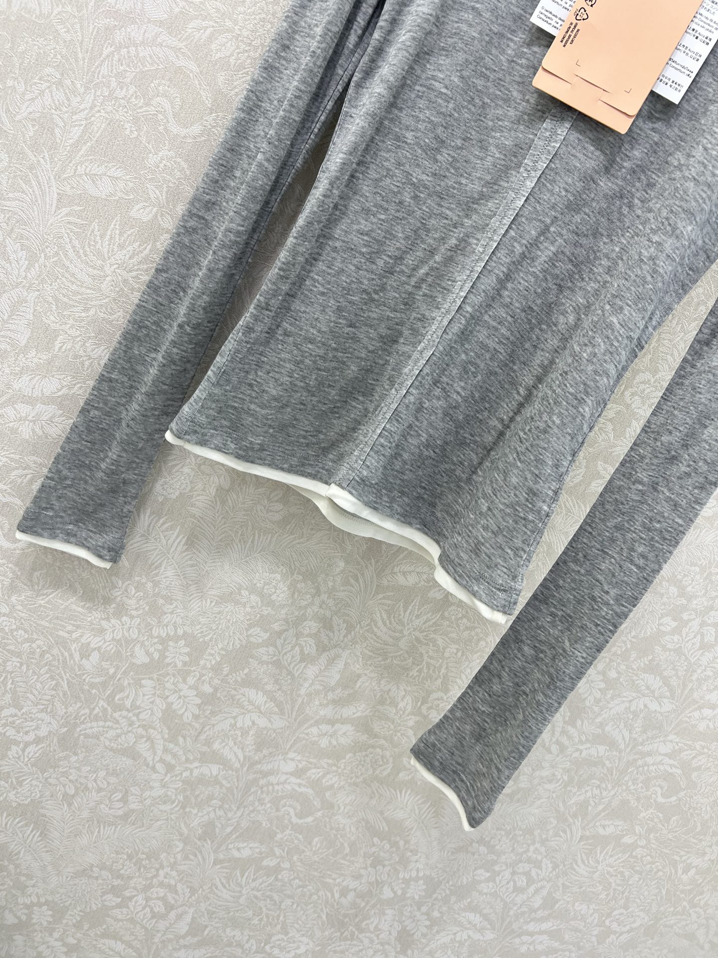 🔥🔥Miumi*25新款袖口撞色长袖打底上衣 定制YB进口天丝羊毛 质感细腻 穿搭舒适 胸前贴标凸显品牌