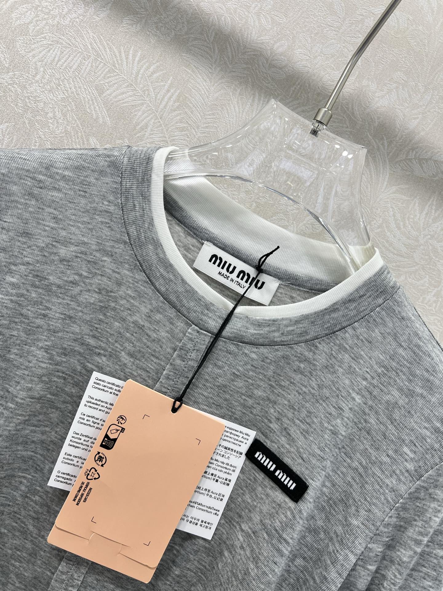 🔥🔥Miumi*25新款袖口撞色长袖打底上衣 定制YB进口天丝羊毛 质感细腻 穿搭舒适 胸前贴标凸显品牌