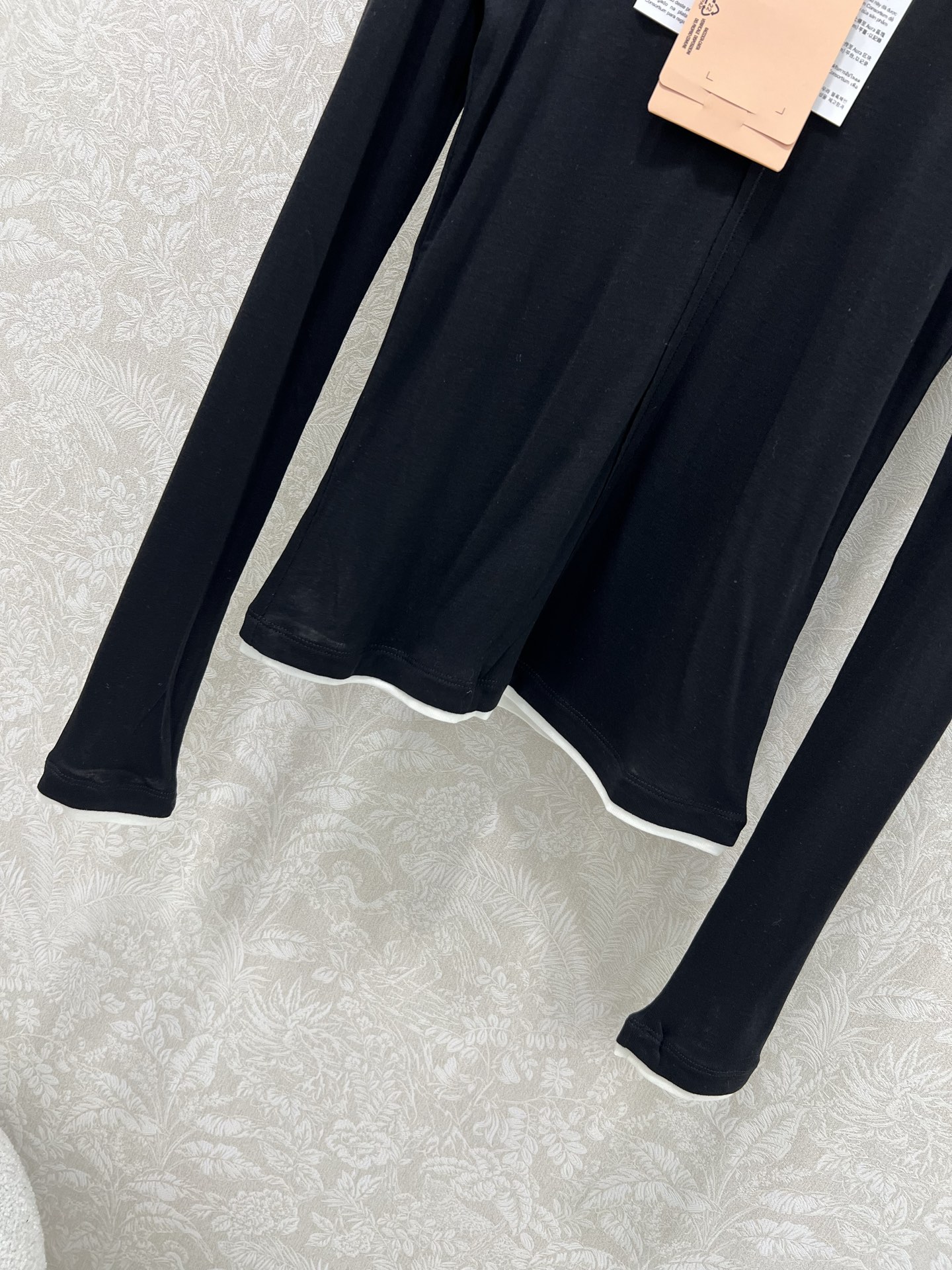 🔥🔥Miumi*25新款袖口撞色长袖打底上衣 定制YB进口天丝羊毛 质感细腻 穿搭舒适 胸前贴标凸显品牌